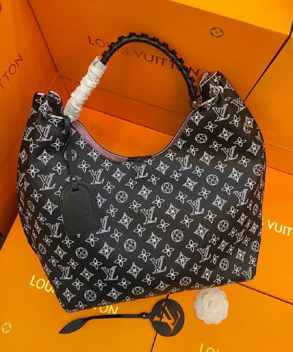 LV Mahina Carmel Bobo Bag ใหม่ล่าสุดก่อนใคร สวยได้ไม่ต้องรอ กับคอลใหม่ลุคลูกคุณ ตอบโจทย์ได้ทุกลุค ทุกไลฟ์สไตล์ ใช้งานได้ง่ายคล่องตัว กับกระเป๋าสะพายข้าง ภายในเป็นช่องโล่ง สะพายไปเที่ยว ทำงาน ออกเดท โอกาสไหนๆก็พร้อมออกงานไปเลยจ้า