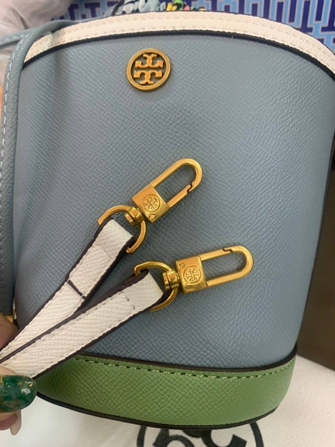 Tory Burch Robinson mini bucket bag กระเป๋าถือและสะพาย Crossbody ทรงถังสวยสุดฮิต เป็นรูปทรงใหม่ มาแรงที่สุดในตอนนี้!! ประดับโลโก้ด้านหน้า สวยโดดเด่นไม่เหมือนใคร วัสดุหนังวัวแท้ หนังสวย น้ำหนักเบา ตั้งอยู่ทรง ด้านในมีกระเป๋าผ้าลายแบรนด์ สามารถถอดออกได้ ภาย