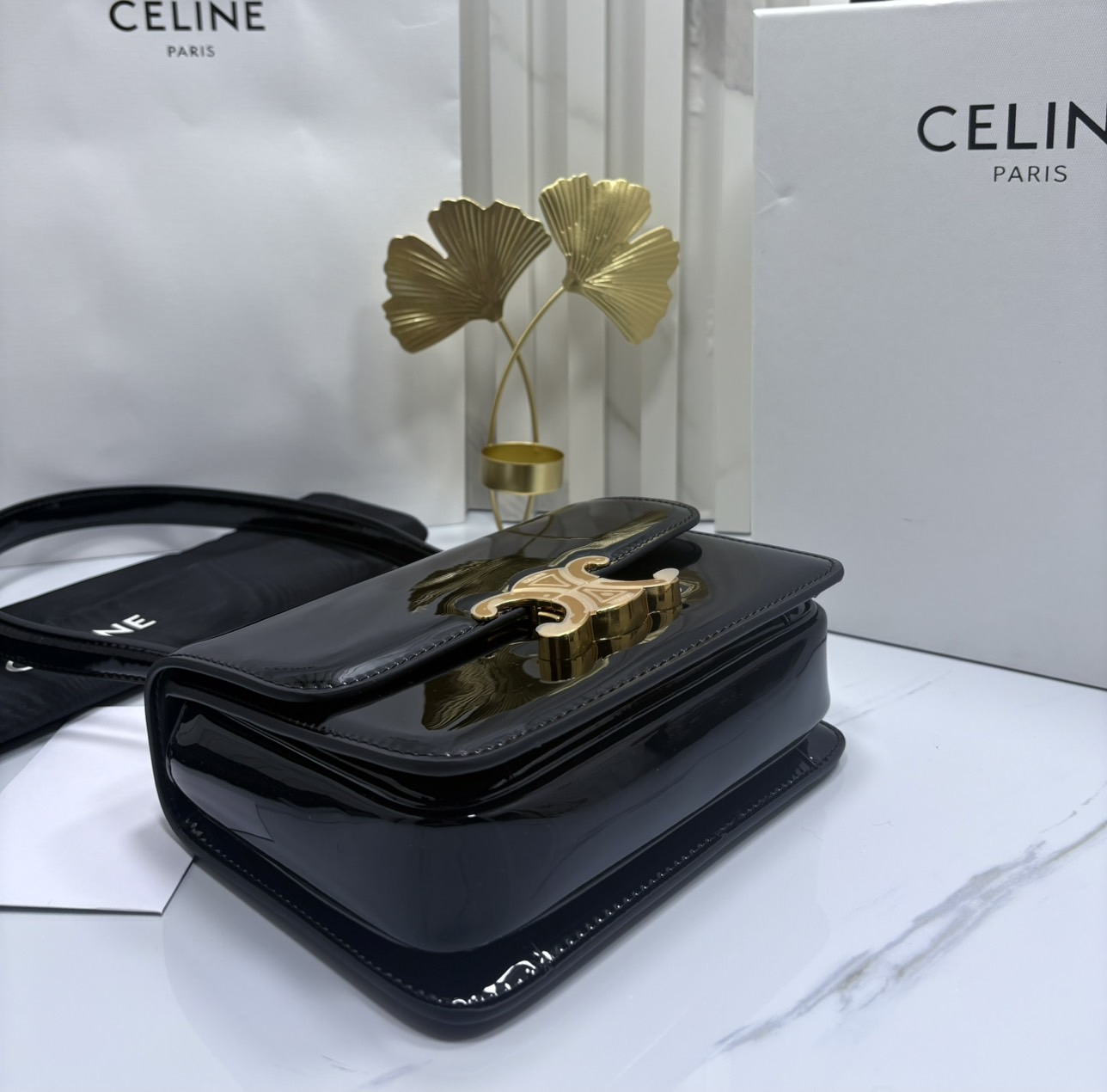 สลับแท้ CELINE TEEN GARANCE bag in PATENT CALFSKIN กระเป๋าสะพายไหล่หนังแท้ รุ่นใหม่ล่าสุดหนังเงาสวยงามหรูหรา 🤍 เกรดออริจินอล สลับแท้ 1:1 ภาพถ่ายจากงานขายจริง ใช้งานต่างประเทศได้
