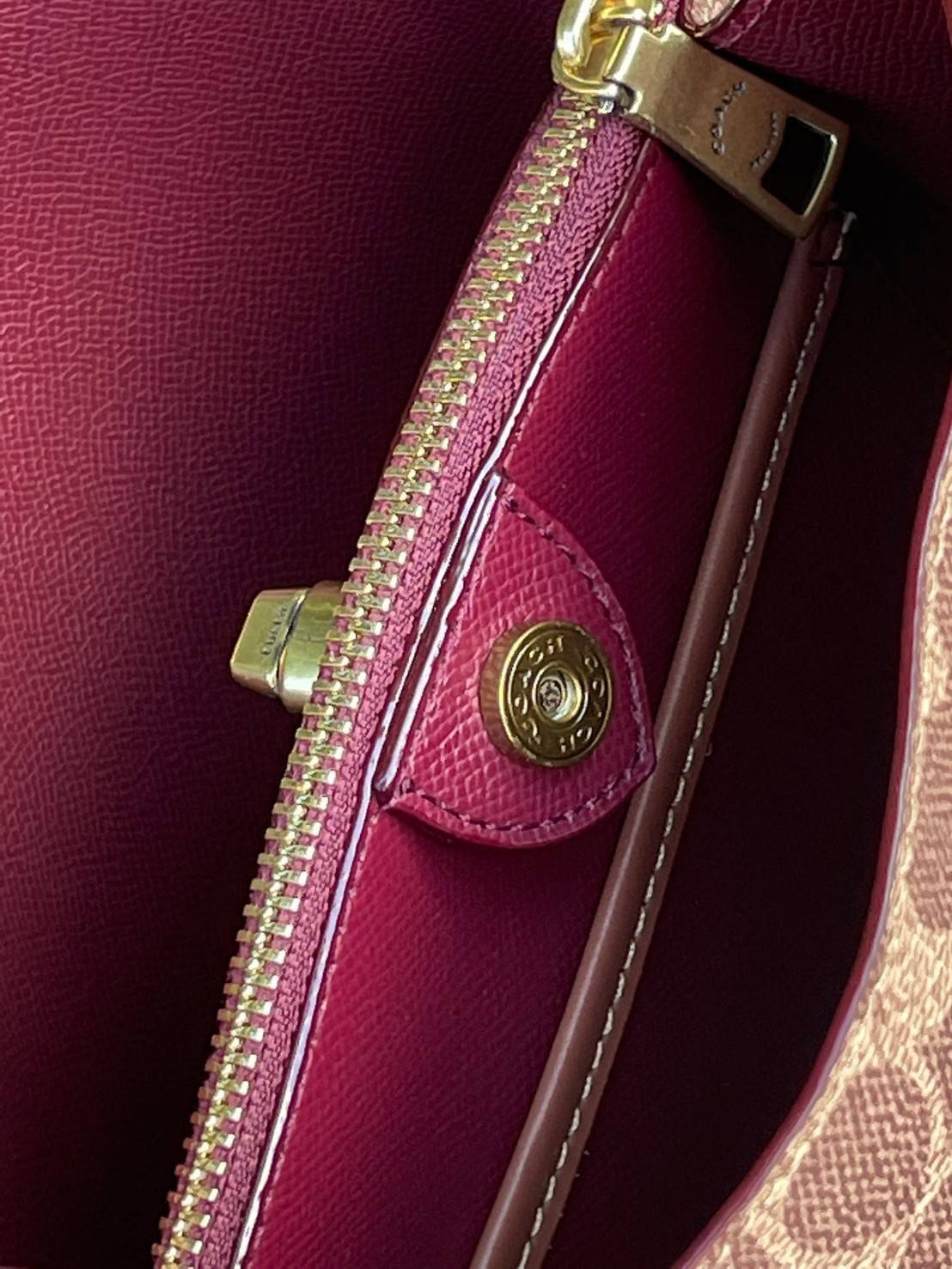 Coach Willow Bucket Bag In Colorblock รุ่นใหม่สุดปัง เป็นกระเป๋าสไตล์ใช้ได้ทุกวัน จุของได้เยอะและน้ำหนักเบา ไซส์กลางใช้หนังลายกรวด มีช่องใส่ของ 2 ช่องและมี 1 ช่องซิปตรงกลางไว้สำหรับใส่ของสำคัญ เปิดปิดแบบ turnlock ถือคล้องแขนหรือสะพายไหล่หรือสะพายข