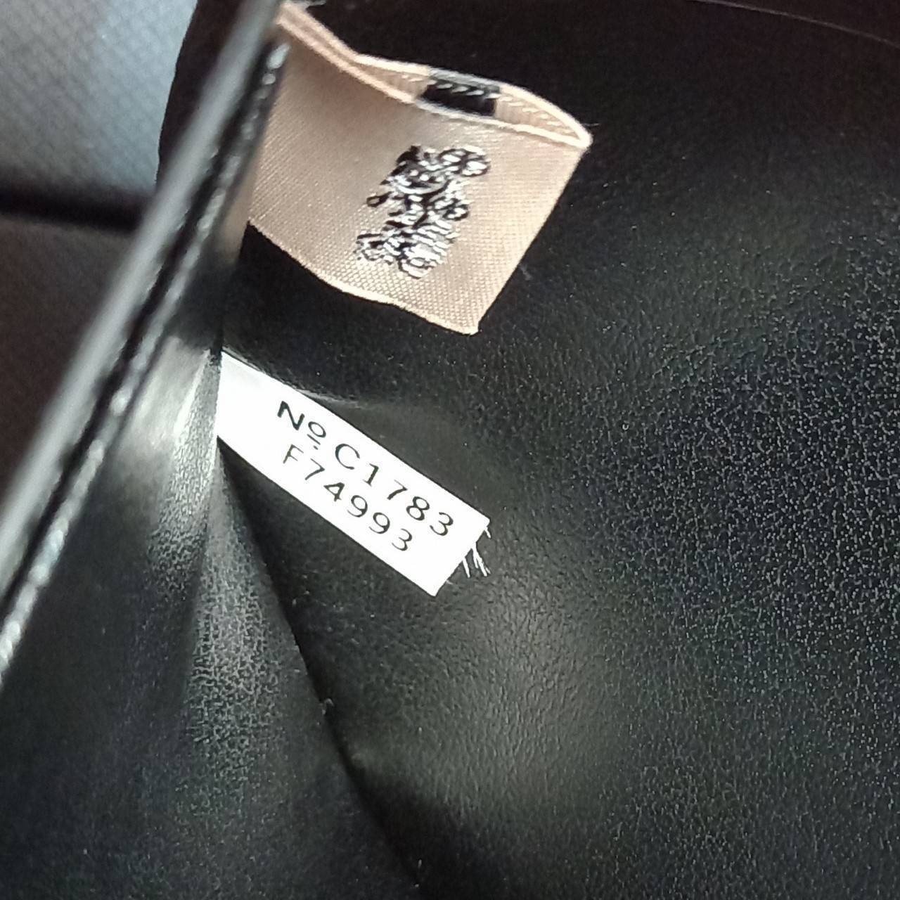 COACH COMPACT ID WALLET IN SIGNATURE WITH KEY FOB LIMITED BOX(COACH F74993)🍁กระเป๋าสตางค์ใบสั้น มาพร้อมใบลูกแบบแพ๊คคู่ +พวงกุญแจ//วัสดุหนังแคนวาสคุณเยี่ยมสลับหนังแท้ ทรงสวยคลาสสิคได้ใจใครหลายๆคนไปเรียบร้อย โดดเด่นลงตัวมาก ใส่บัตร ธนบัตร ครบมาก **เ