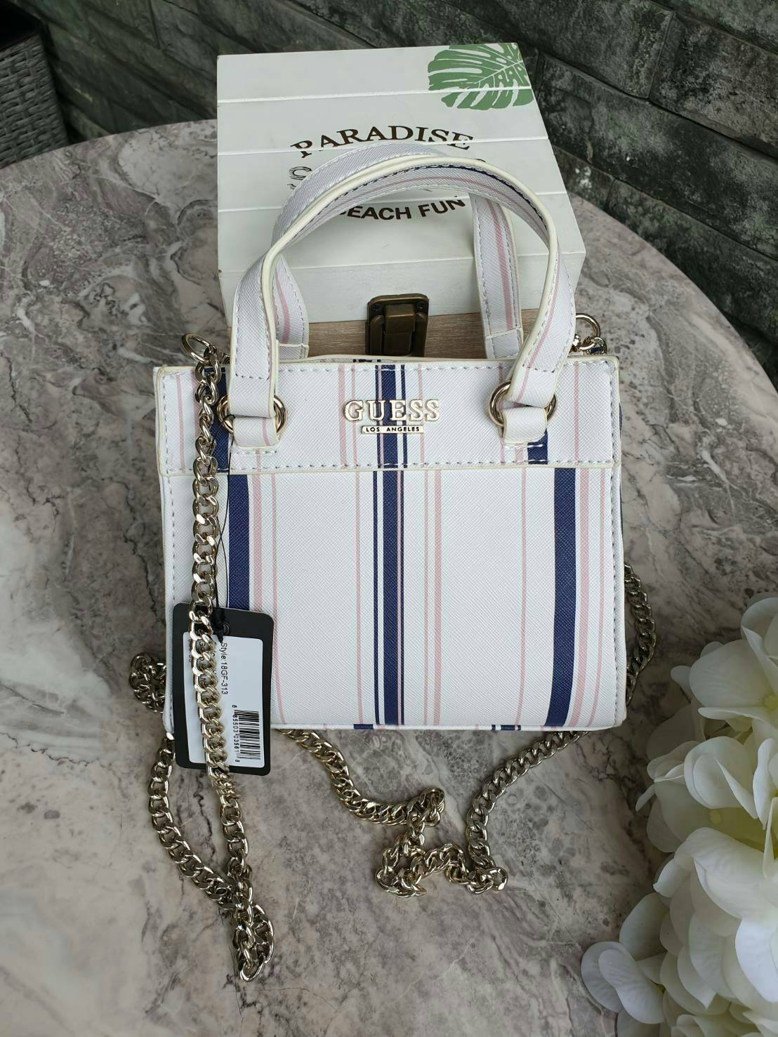 GUESS TAYLOR MINI SATCHEL CROSSBODY BAG กระเป๋าสะพายใบเล็ก สไตล์ สวยหรู คุณหนู ไฮโซ น่ารักมากๆ วัสดุหนังpu เย็บลายตาราง หนังนิ่ม จับนุ่มมือ และ ลายทาง หนัง saffiano ตั้งอยู่ทรง แบบน่ารักไม่ซ้ำใคร ด้านหน้าประดับโลโก้แบรนด์ อะไหล่ทอง มาพร้อมสายโซ่ ถอดออกได้