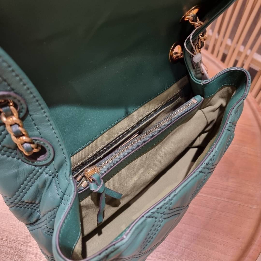 TORY BURCH FLEMING SOFT CONVERTIBLE SHOULDER BAG รุ่นหายากที่สาวๆตามหา มาพร้อมเสิร์ฟความสวยถึงบ้านไปเลยจ้า รอบนี้คัดสีสวยๆมาให้ได้ช้อปกันอย่างจุใจไปเลย กระเป๋าสะพายไหล่ หนังแท้นิ่มเต็มใบ สวยหรูดูแพง เปิด-ปิดด้วยตัวกดล็อคแน่นหนา สายสะพายในตัวปรับใช้ได้ 2 แ