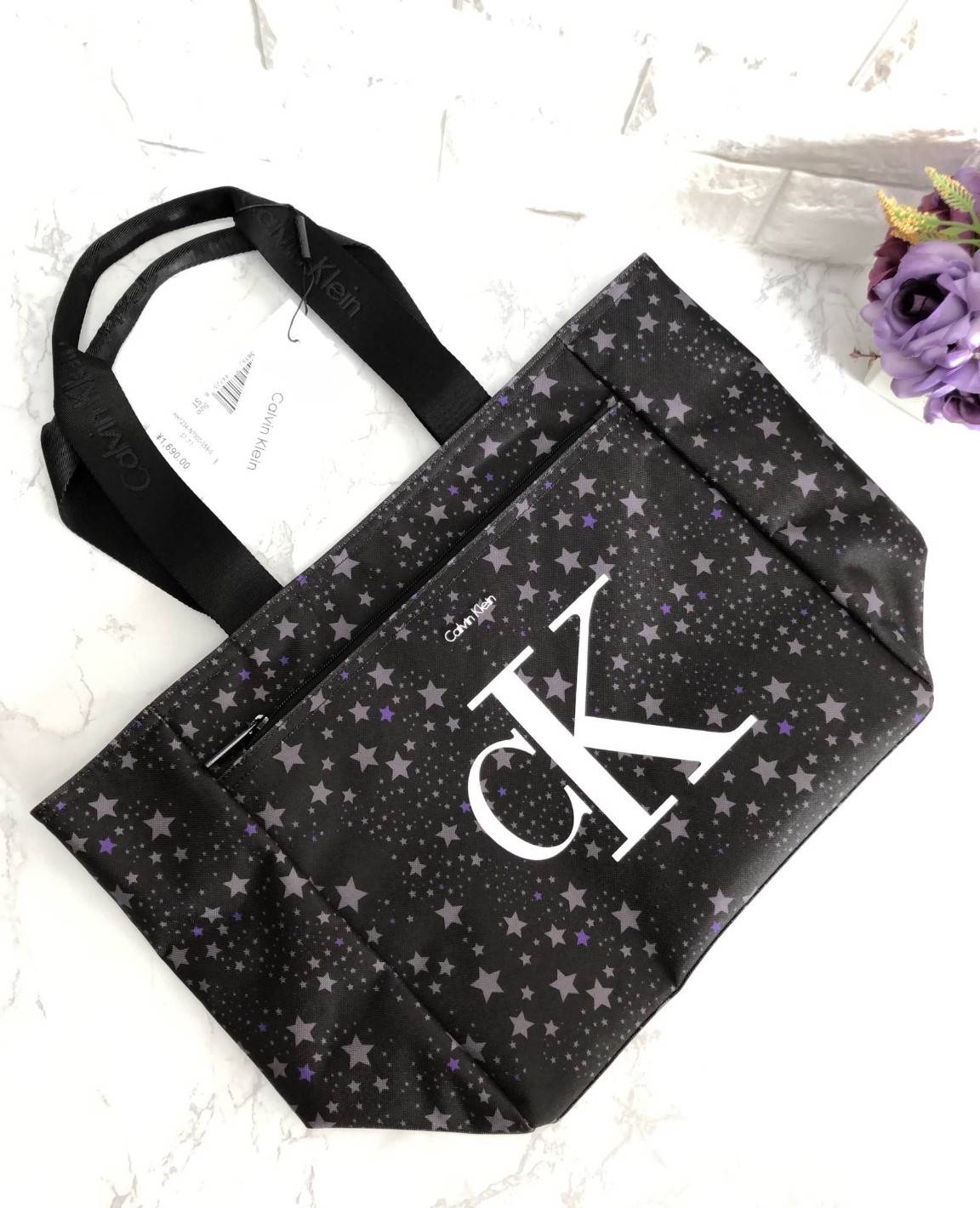 New Calvin Klein Medium Tote Bag พร้อมส่งสินค้ารุ่นหายากค่ะ กระเป๋าถือทรง tote วัสดุผ้าอย่างดี ด้านหน้าสกรีนโลโก้แบรนด์คมชัด มีช่องซิปยาว ช่องกว้างใส่ของจุ เปิดปิดกระเป๋าแบบซิป หัวซิปปั้มแบรนด์ ภายในกระเป๋าโล่งกว้างมากค่ะ มีช่องซิปให้อีกช่อง หูหิ้วกระเป๋า