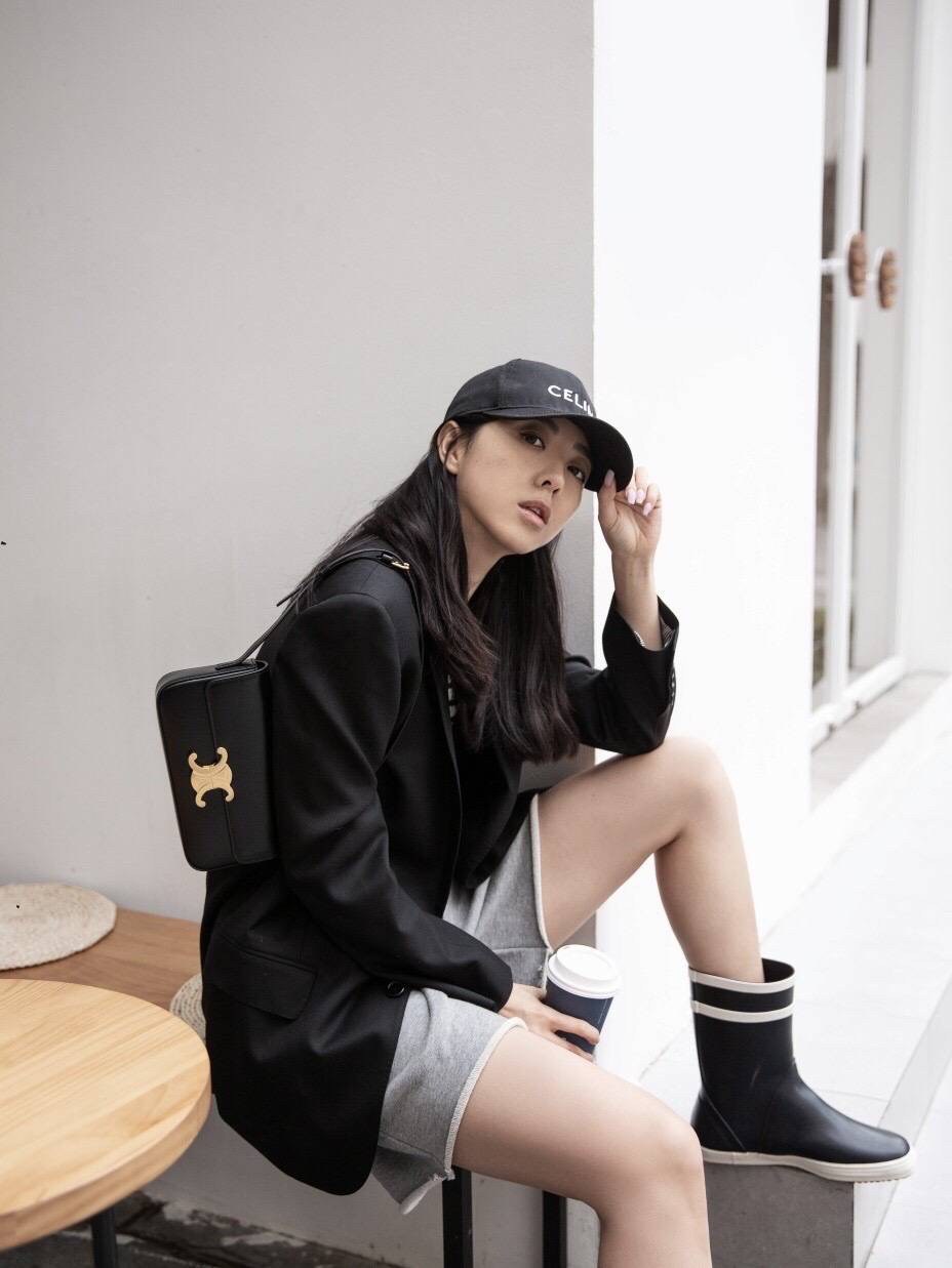 พร้อมส่งที่ไทยแล้วกับ CELINE TRIOMPHE SHOULDER BAG หนังทั้งใบลายสวยหรู ด้านในเปิดด้วยด้วยที่บีบโลโก้อะไหล่ทอง จุของได้กำลังดี ใส่โทรศัพท์ กระเป๋าสตางค์ใบสั้น ของจุกจิกได้ เหมาะกับสาวๆในวัน