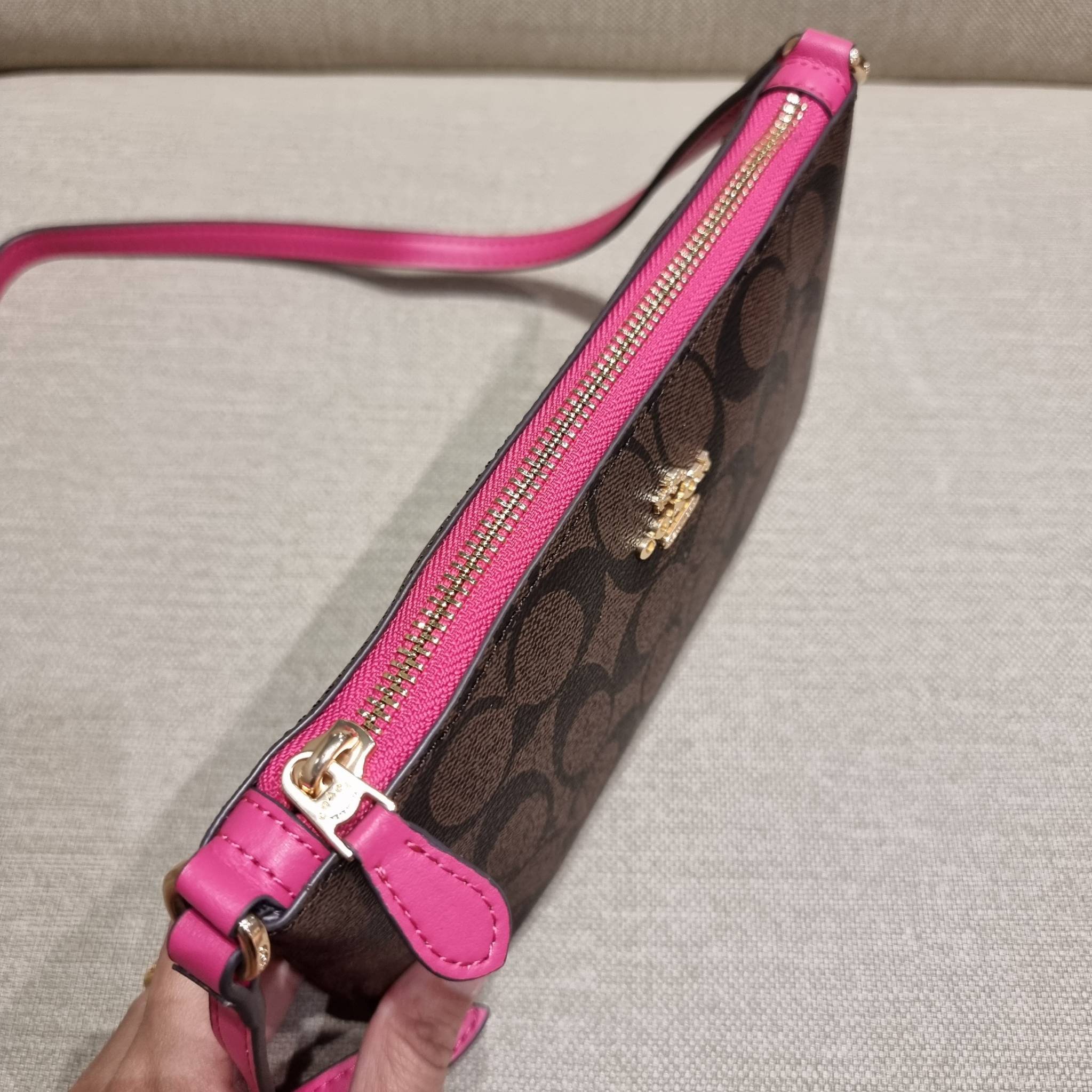 COACH C1653 ZIP TOP CROSSBODY SIGNATURE CANVAS คอลเลคชั่นใหม่ ปังและสวยไปอีกหนึ่ง สาวๆตามหาต้องไอเท็มนี้ กระเป๋าสะพายข้าง ใช้งานง่าย สายสะพายในตัว ปรับได้สบายๆ ดีไชน์รูปทรงออกมาคลาสสิค น่าใช้ วัสดุหนังแคนวาส เปิด-ปิดด้วยซิป ภายในเป็นช่องโล่ง มีช่องใส่บัตร