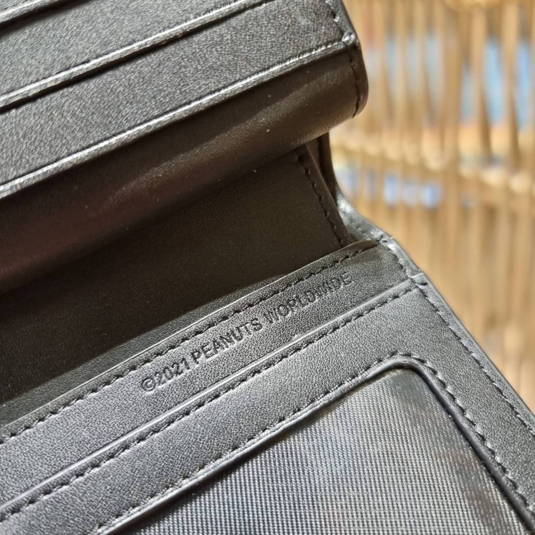 C4591 C4592 COACH COACH x PEANUTS SNAP WALLET IN SIGNATURE CANVAS WITH SNOOPY PRINT / WITH WOODSTOCK PRINT กระเป๋าสตางค์ใบเล็ก ขนาดกำลังเหมาะ ดีไซน์น่ารักอีกแล้วจ้า ♥️ มันน่ารักน่าใช้มาก โดดเด่นด้วยลายคอลเลคชั่นยอดฮิต วัสดุหนังแคนวาสเคลือบลาย เปิด-