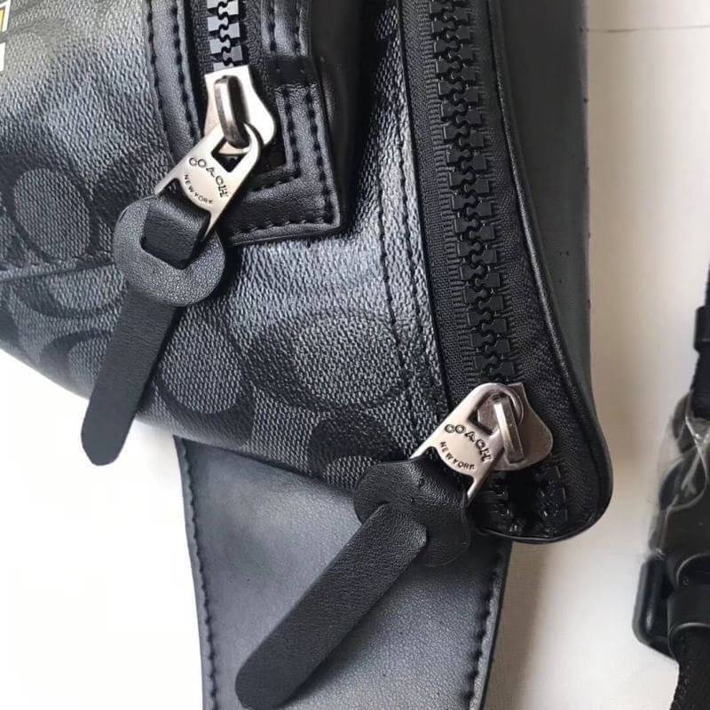 COACH F72924 TERRAIN BELT BAG IN SIGNATURE CANVAS WITH PAC-MAN COACH SCRIPT กระเป๋าคาดอก คาดเอวสุดฮิต รุ่นใหม่ล่าสุด ลายซี signature ดำ/เทา สกรีน COACH สีเหลือง สายปรับได้ ด้านในมีช่องใส่ของได้คะ ใส่ได้ทั้งคุณผู้หญิงและชาย ใส่แล้ว สวย เท่ห์ ดูดีมากๆค่ะ &#