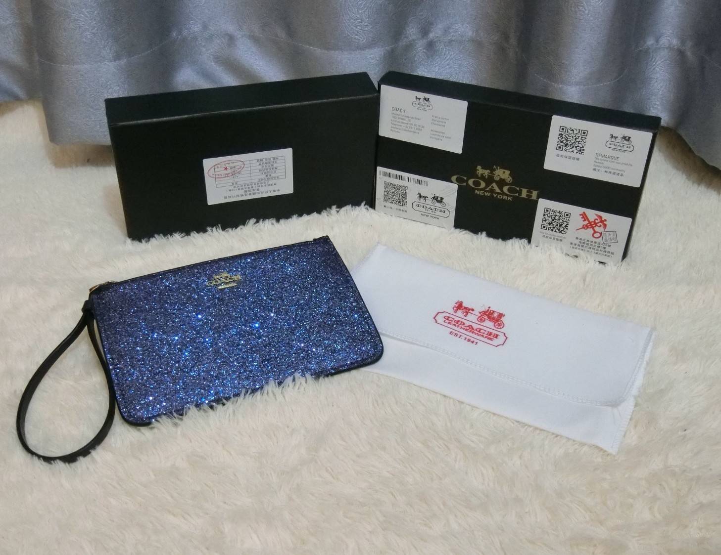 Coach Star Glitter Corner Zip Wristlet / FACTORY HK กระเป๋าคล้องมือทรงคลัช ตัวกระเป๋าตกแต่งกริ๊ตเตอร์ ด้านหน้าติดอะไหล่แบรนด์ สวยหรู เปิดปิดด้วยซิป ด้านในบุผ้ากำหยี่สามารถใส่โทรศัพท์มือถือได้ทุกรุ่น มาพร้อมสายคล้องมือ 1เส้น MUST HAVE!!