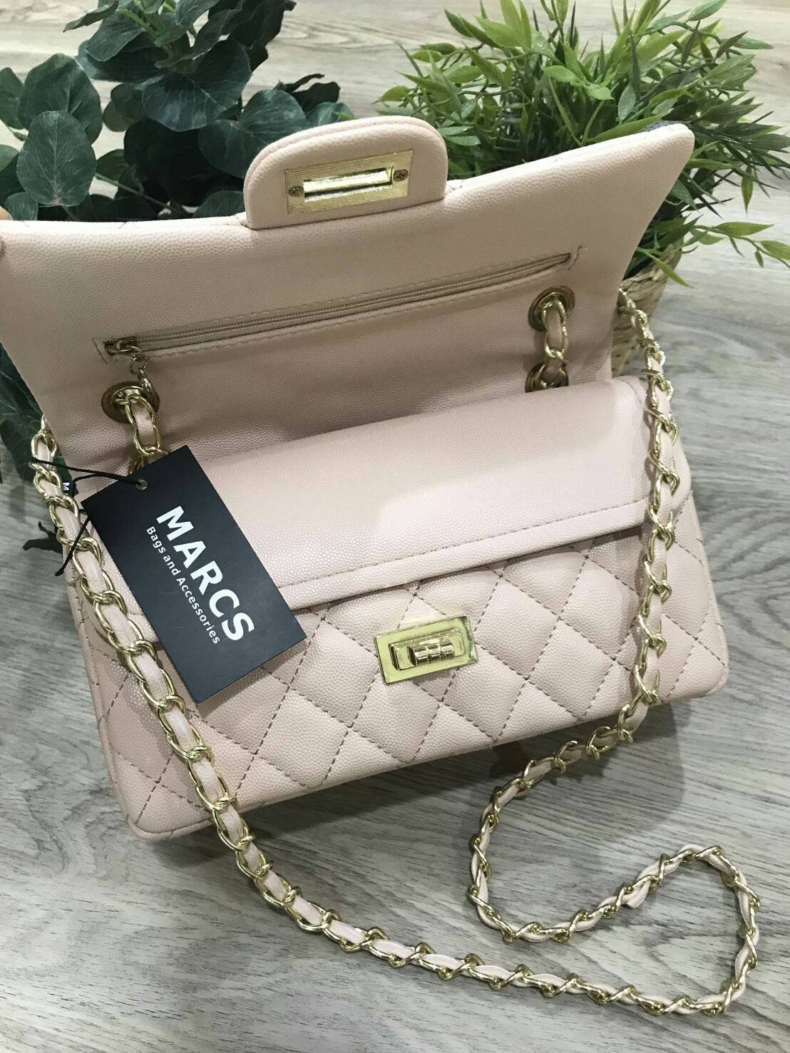 MARCS WOMAN QUILTED CHAIN SHOULD BAG กระเป๋าสะพายหนังคาเวียร์อยู่ทรงสวย ดีไซน์หรู classic สไตล์ Chanel เปิดปิดด้วยตัวล็อคบิด พร้อมฝาปิดแบบกระดุมแม่เหล็ก ภายในกว้าง และจุ สามารถใส่กระเป๋าสตางค์ใบยาว, mini iPad, i8+ ได้ค่ะ มาพร้อมสายสะพายโซ่ร้อยหนัง จะซ้อนส