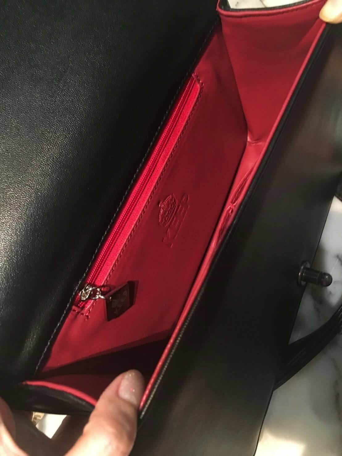 ทางร้าน ได้กระเป๋า จากแบรนด์ KEEP ทรงเดียวกับ Chanel boy เลย รุ่น KEEP shoulder Luxury Quited bag สวย หรู เท่ มากๆ เลยน๊า กระเป๋าอยู่ทรง #หนังแกะสังเคราะห์นิ่มตึงสวยมากคะ สายโซ่ มีที่รองไหล่ สะพายสบายคะ สายปรับ สั้น ยาวได้คะ #ใบจริงสวยมาก เข้ากับชุดได้ง่า