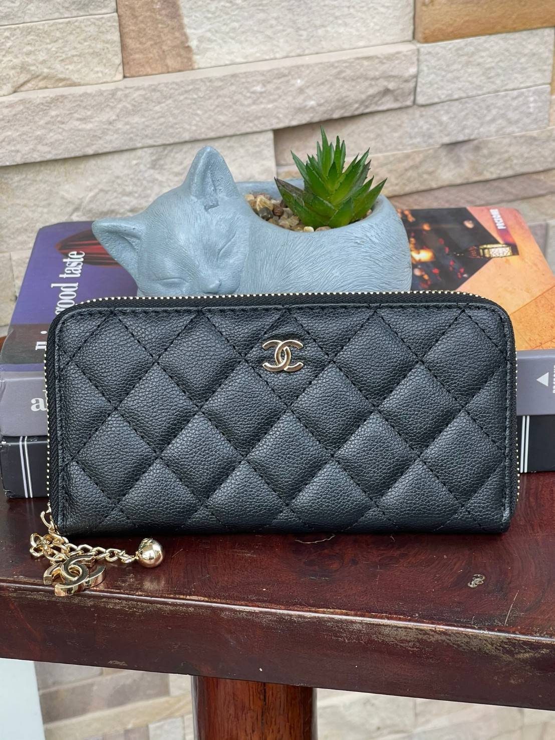 Chanel Caviar Zippy Long Wallet เป็นกระเป๋าสตางค์ที่ใช้งานอย่างง่ายแสนง่าย มาในรูปอบบซิปรอบ ที่มีดีเทลตรงหัวซิปเป็นอะไหล่โลโก้สีทอง เพิ่มดีกรีความน่ารักเข้าไปอีก ภายในพร้อมช่องใส่ธนบัตร ช่องซิปสำหรับใส่เหรียญ และช่องสำหรับใส่การด์ต่างๆ นอกจากนั้นด้านหน้าก