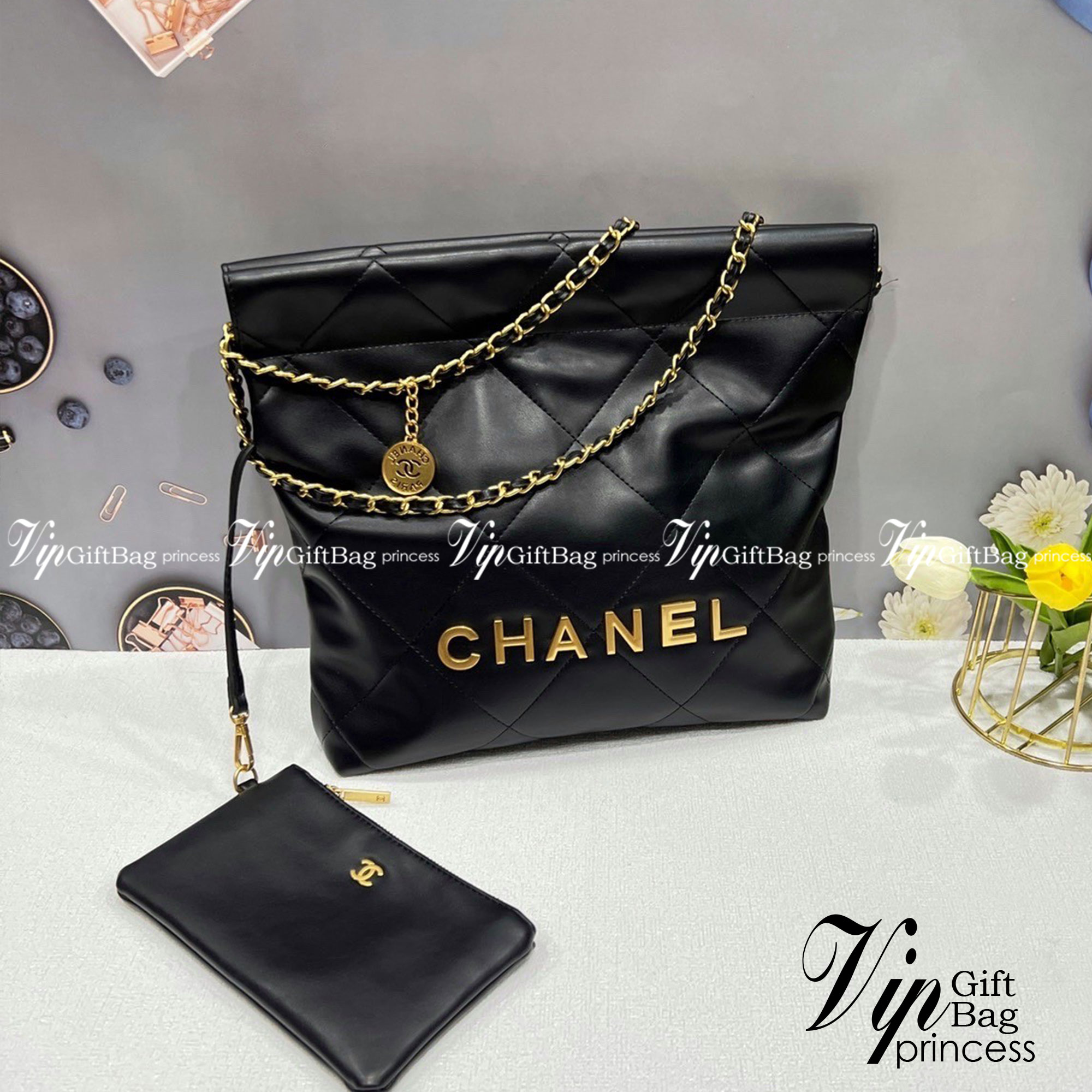 Chanel ss22 Logo CC shopping tote / Chanel 22 handbag 12" มาแรงที่สุดในตอนนี้ก็คือรุ่นนี้เลย ใช้งานง่ายรุ่นนี้สามารถใช้ได้ทั้งผู้หญิงและผู้ชายน้า เกินต้านที่สุดกับไอเท็มนี้ ที่สาวๆหรือใครๆก็ต้องมีแล้ว!! แค่เห็นก็หลงรัก กระเป๋าทรงสวย ดีเทลเรียบแต่มีคว