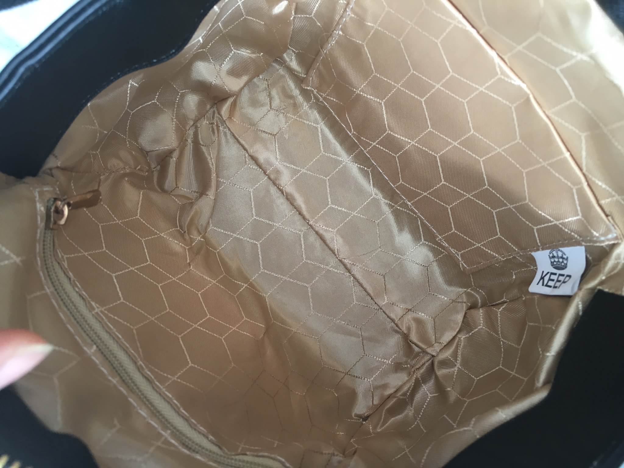 งานแท้ชนช้อป 👍 รุ่นใหม่ล่าสุด หนัง saffiano สวยมากๆค่า รุ่น KEEP saffiano leather Mini office bag สวย น่ารัก ขนาดตอบทุกโจทย์การใช้งาน เห็นแล้ว #หลงรักเลยคะ 🌲ตัวกระเป๋าขนาดกำลังดีหนังsaffiano ลายสวยที่สำคัญ ดูแลรักษาง่าย ประดับด้วยผ้าพันหูกระ