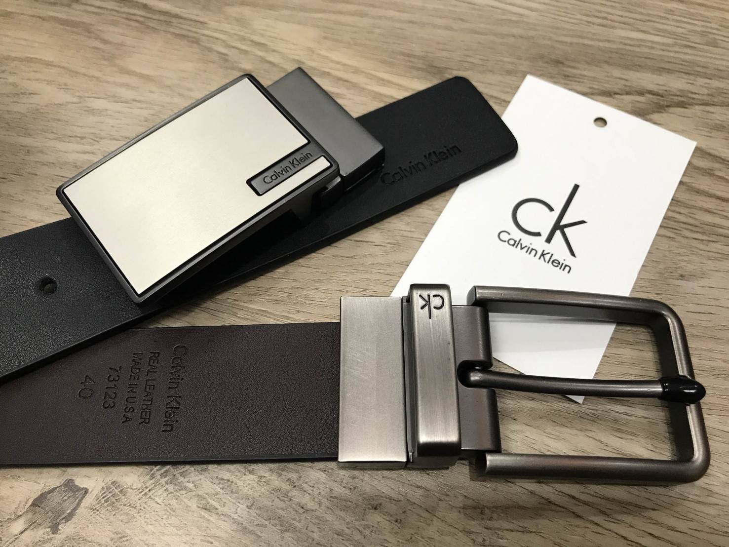 ห้ามพลาด! เซทสุดคุ้ม! ซื้อ1ได้ถึง2! CALVIN KLEIN REAL LEATHER BELT VALUE PACK Limited Edition เข็มขัดหนังแท้ พร้อมหัวเข็มขัด2แบบคุณภาพดีตามแบบฉบับของแบรนด์ สายเข็มขัดสามารถกลับด้านใช้ได้ทั้งสีดำและสีน้ำตาลเหมือนมี2เส้น2หัวสลับใช้ได้ไม่จำเจ มาพร้อมถุงกระดา