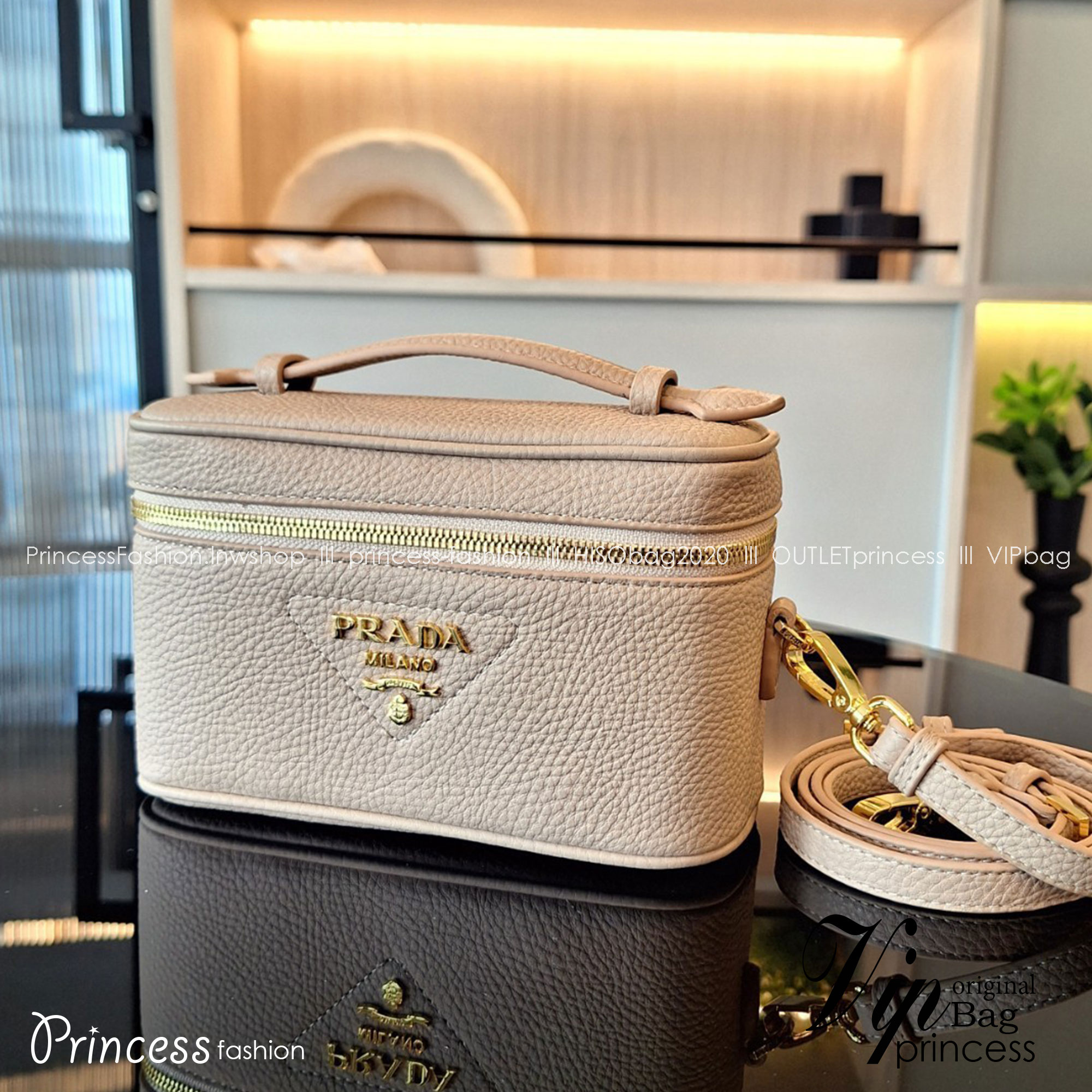 PRADA BOX BAG รุ่นใหม่จากแบรนด์ Prada กับทรง Mini Box ขนาดกำลังดี อยู่ทรงสวยมากกกก อะไหล่ทองทั้งใบ และยังมาพร้อมสายสะพาย