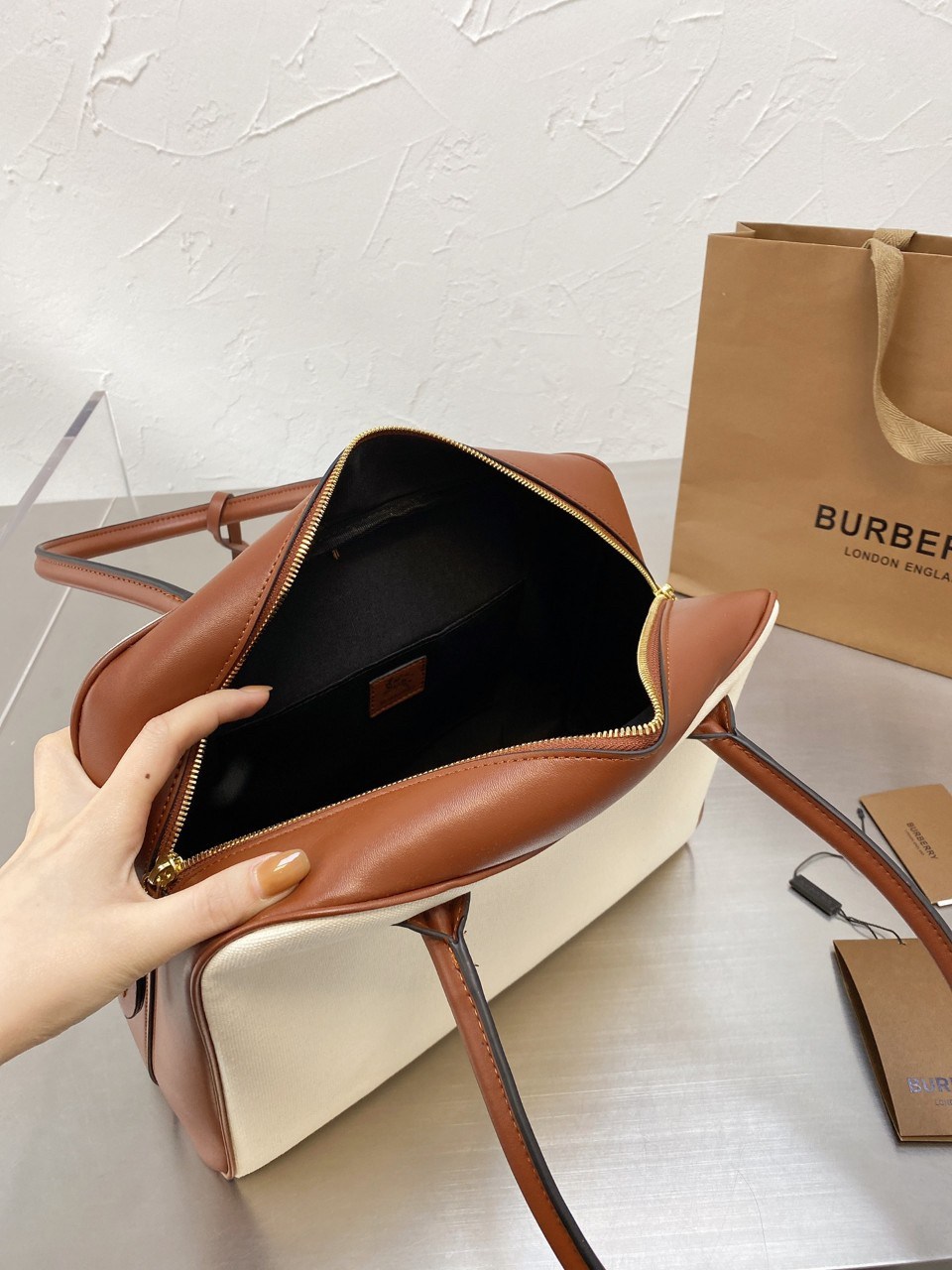 พรีเมี่ยมกิ๊ฟแท้ 100% 】BURBERRY VINTAGE BAG VIP GIFT WITH PURCHASE (GWP) พรีเมี่ยมกิ๊ฟ Limited Edition จากBURBERRY กระเป๋าสะพายไหล่สุดคลาสสิค เปิดปิดด้วยซิปยาวมีที่จับหนัง