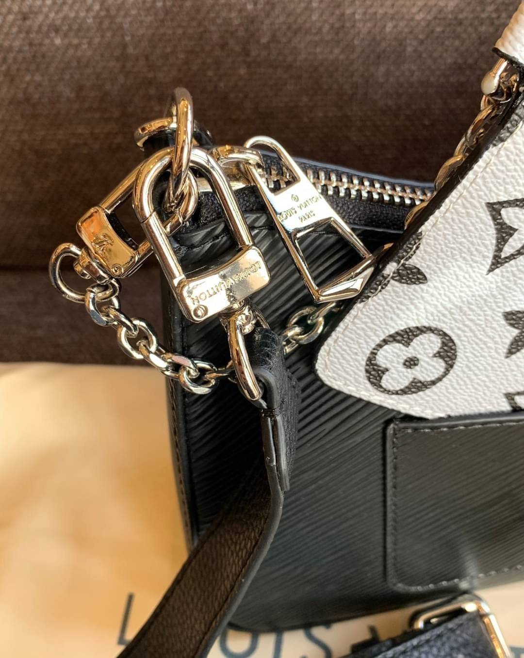 VIP 🥂 LOUIS VUITTON MARELLR EPI LEATHER รุ่นนี้ลายหนังเป็นลายไม้ มีโลโก้แบรนด์แบบฉลุด้านหน้า มาพร้อมกระเป๋าใบลูกแบบซิปจัดเก็บได้ตรงช่องด้านหน้า สามารถถอดออกแยกใช้งานได้ต่างหากนะคะ เปิดปิดกระเป๋าแบบซิป ภายในโล่ง สามารถใส่กระเป๋าเงินใบยาวได้;ของจุกจ