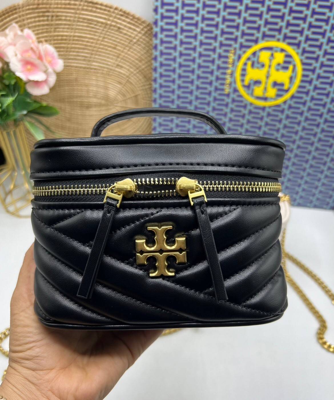 TORY BURCH Kira Chevron Mini Vanity Case Bag กระเป๋าถือ/สะพาย ใส่เครื่องสำอางค์ ใส่ของใช้จำเป็นได้ ทรงกล่องสวย ที่สามารถใช้เป็น everyday bag สะพายได้ทุกวัน