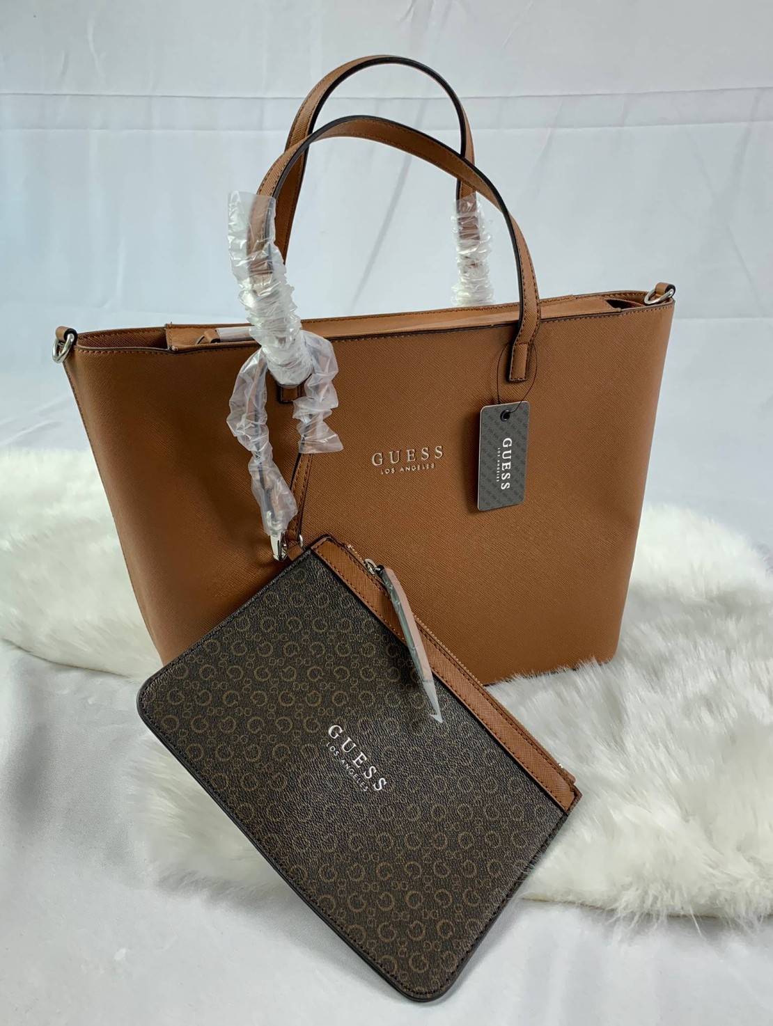 GUESS CASON BAG พร้อมส่งกระเป๋าถือ/สะพายข้าง วัสดุหนังลาย saffiano น้ำหนักเบา ด้านหน้าปั้มโลโก้แบรนด์ เปิดปิดกระเป๋าแบบซิปใช้งานสะดวก ภายในโล่ง กว้างทีเดียว สามารถใส่ A4 ได้ค่ะ มีช่องเล็กให้ใส่ของจุกจิก ผ้าซับด้าน ในลายแบรนด์สวยงาม ด้านหลังมีช่องเสียบบัตร
