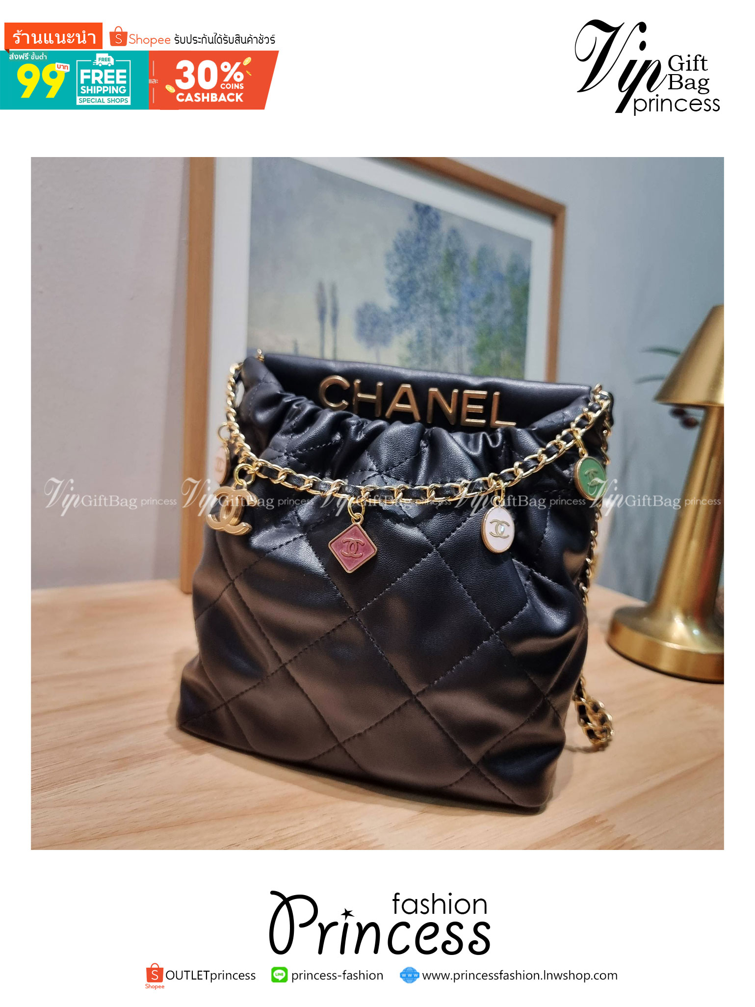 Chanel 23P mini bucket bag น่ารักมากๆ กับกระเป๋าสะพายไซส์มินิ ที่ปล่อยผ่านไม่ได้จริง ดีไซน์สายโซ่คล้องแขนตกแต่งอะไหล่ห้อยเพิ่มมูลค่า และยังตกแต่งโลโก้สวยเด่น