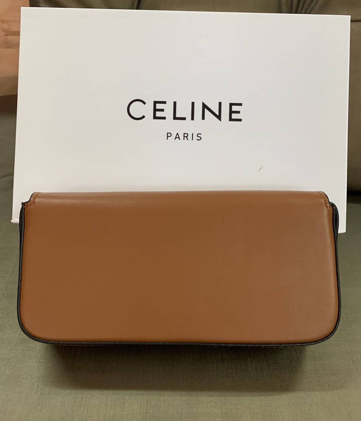 CELINE TRIOMPHE SHOULDER BAG VIP GIFT WITH PURCHASE-GWP พรีเมี่ยมกิ๊ฟ Limited Edition จาก CELINE PERFUME DUTY FREE COUNTER วัสดุหนังแกะสังเคราะห์เรียบ ดีไซน์ยอดนิยมสไตล์สาว LISA ทรงเหลี่ยมสวยหรูอยู่ทรง