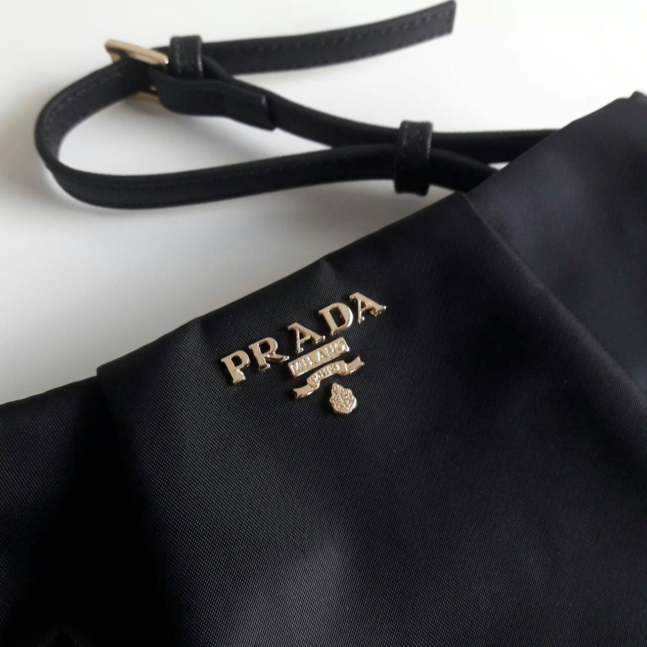 รุ่นใหม่คะ! พร้อมส่ง กระเป๋าทรง Clutch มินิน่ารัก♡ ยอดฮิตจากแบรนด์ PRADA **งานสวยมากกกกกกก มาพร้อมสายยาว สะพาย Cross body ก็สวย หรือจะถือสวยๆก็ได้เช่นกัน นอกจากนี้ยังมีสายคล้องมือให้อีกด้วย สามารถใส่ Iphone X ได้ ด้านหน้ากระเป๋า มาพร้อมโลโก้แบรนด์อ