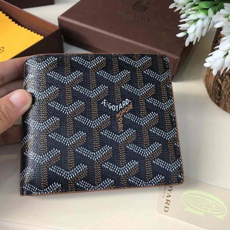 VIP GIFT 】GOYARD Victoire Bifold Wallet กระเป๋าสตางค์ผู้ชายใบสั้น พร้อมส่ง 6 สี พร้อมกล่องสวยหรูน่าใช้มากค่ะ อีกรุ่นที่ยอดขายไม่เคยตก 🤑🤑 ใบจริงดูผู้ดี ดูแพง!! ภายในมีช่องใส่บัตรได้เยอะ ใส่ธนบัตรได้ทุกใบ ห้ามพลาดจร้าา!! ((รุ่นเดินด้ายโทนสีเ