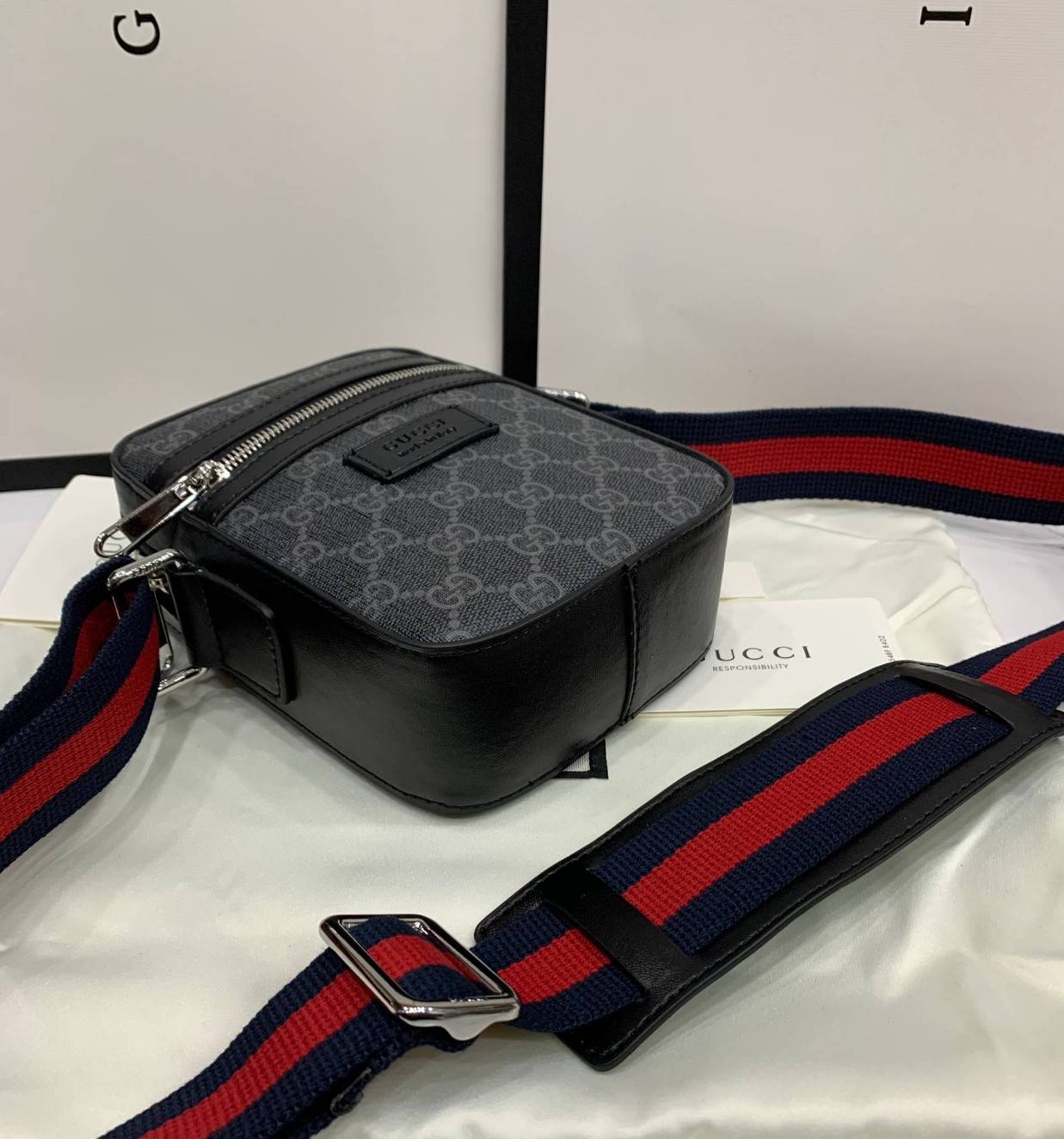 พรีเมี่ยมกิ๊ฟแท้ 100% 】พร้อมส่งที่ไทย!! ที่นี่ที่เดียว Gucci Men's Black Supreme Logo Canvas Flight Bag งานหนังแท้ มีจำนวนจำกัด มาพร้อมถุงกระดาษแบรนด์