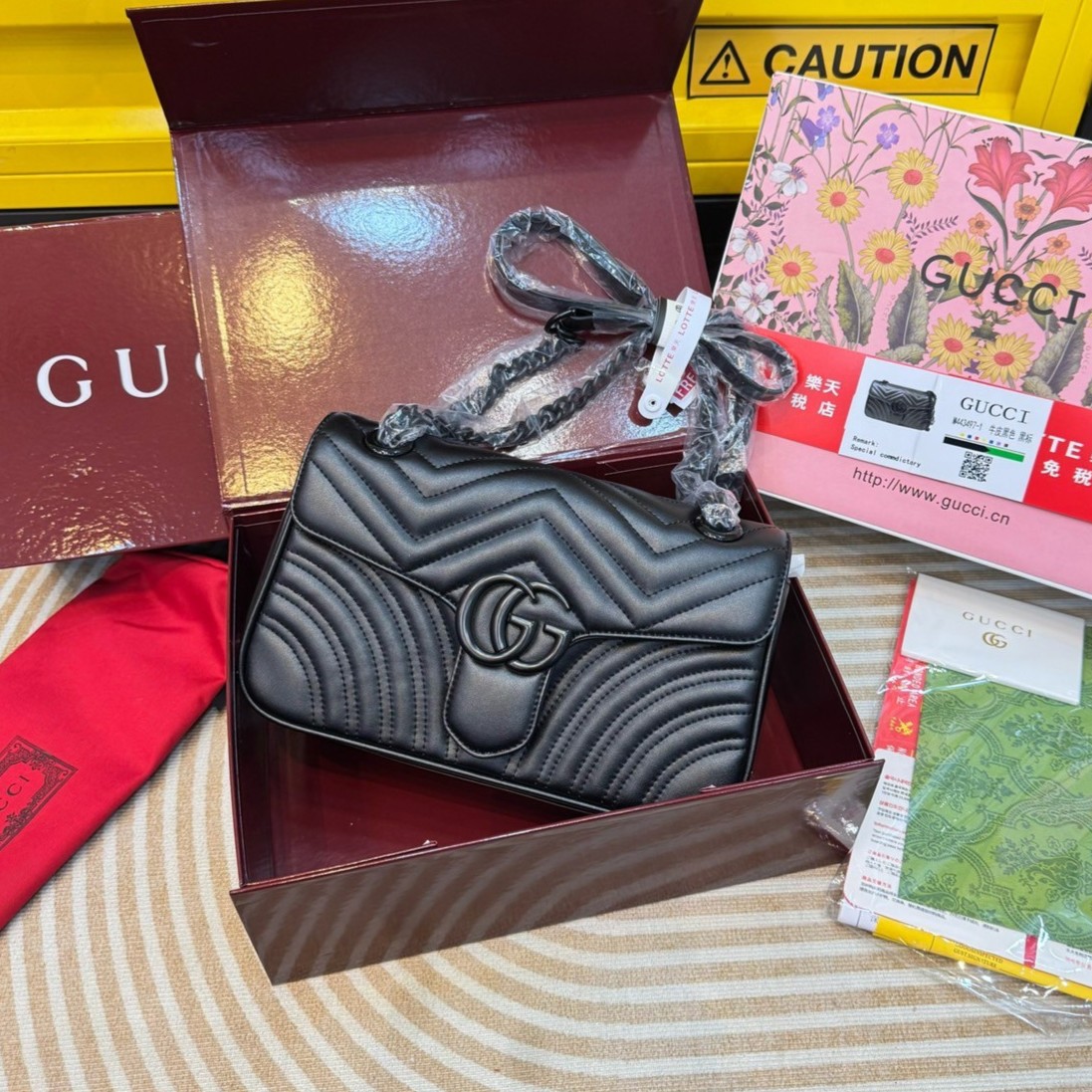 GUCCI GG Marmont medium shoulder bag 🖤 กระเป๋าสะพายข้างรุ่นคลาสสิค ดีไซน์ใหม่ อะไหล่ดำ สะพายขับผิว ดูแพง อัพลุคได้สบายๆ เปิด-ปิดด้วยตัวกดล็อคแน่นหนา ด้านหลังดีไซน์รูปหัวใจ