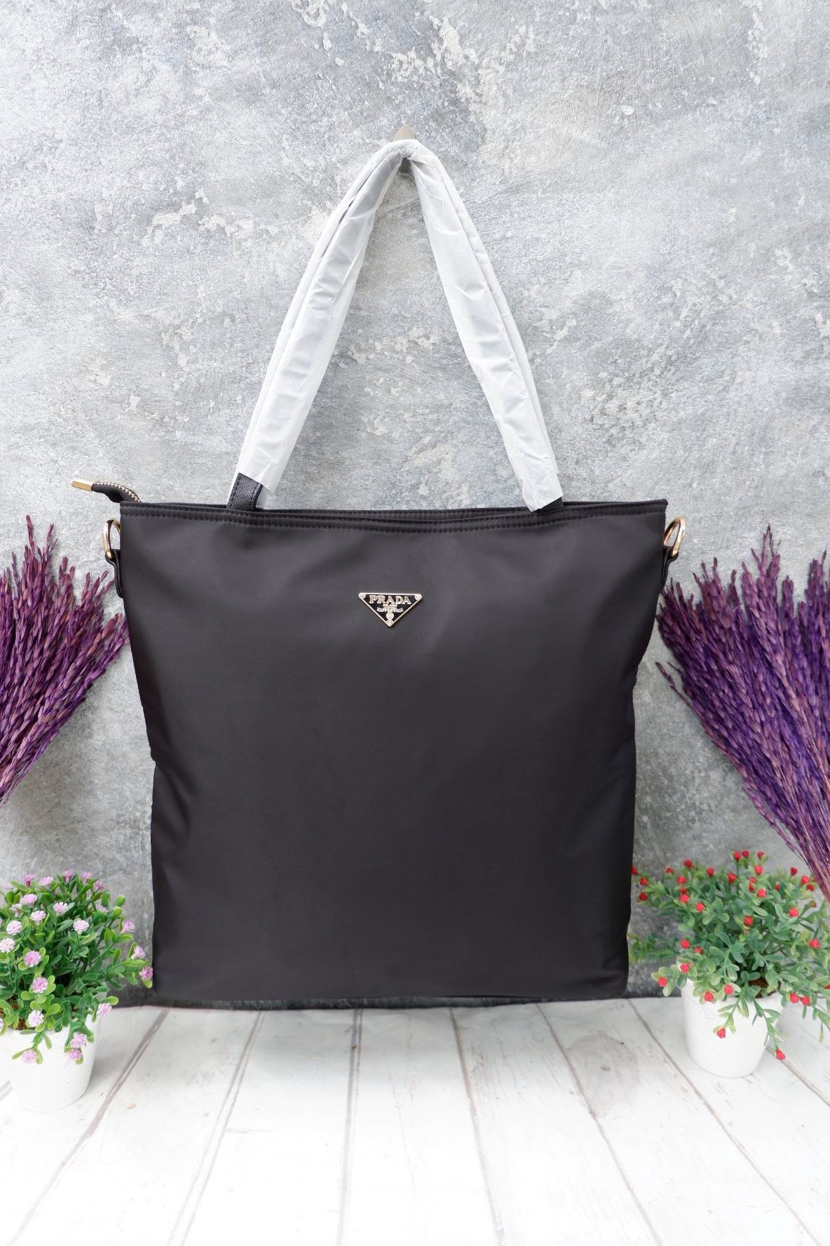 งานขายดีคะ ♡♡ กระเป๋าสะพาย ทรง TOTE จากแบรนด์ PRADA มาค่า ตัวกระเป๋าเป็น nylon ทั้งใบ สะพายเป็น shoulder bag หรือถือได้ค่ะ ด้านหน้าเป็นลายหมี ปักกลิ้ตเตอร์ + logo brand ใช้แล้วสวยมากๆ อะไหล่ทองหรูมาก จุของคุ้ม ใส่หนังสือ หรือ MacBook ได้ค้า 