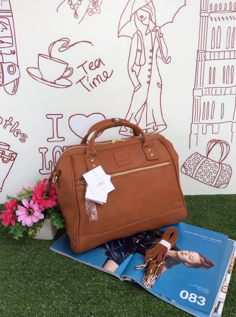 ANELLO 2 WAY PU LEATHER BOSTON BAG รุ่นใหม่ล่าสุดจากแบรนด์ที่ทุกคนต้องรู้จัก รุ่นนี้วัสดุคือหนังpu แบบนิ่มและน้ำหนักเบา กันน้ำได้ สะพายเป็นทรงcrossbodyสายยาวปรับได้ฟรีไซส์ถอดออกได้ หรือจะถือก็สวยเเก๋ ปากกระเป๋ามีโครงเป็นเอกลักษณ์จุดเด่น หูจับมีตัวล้อคด้วย