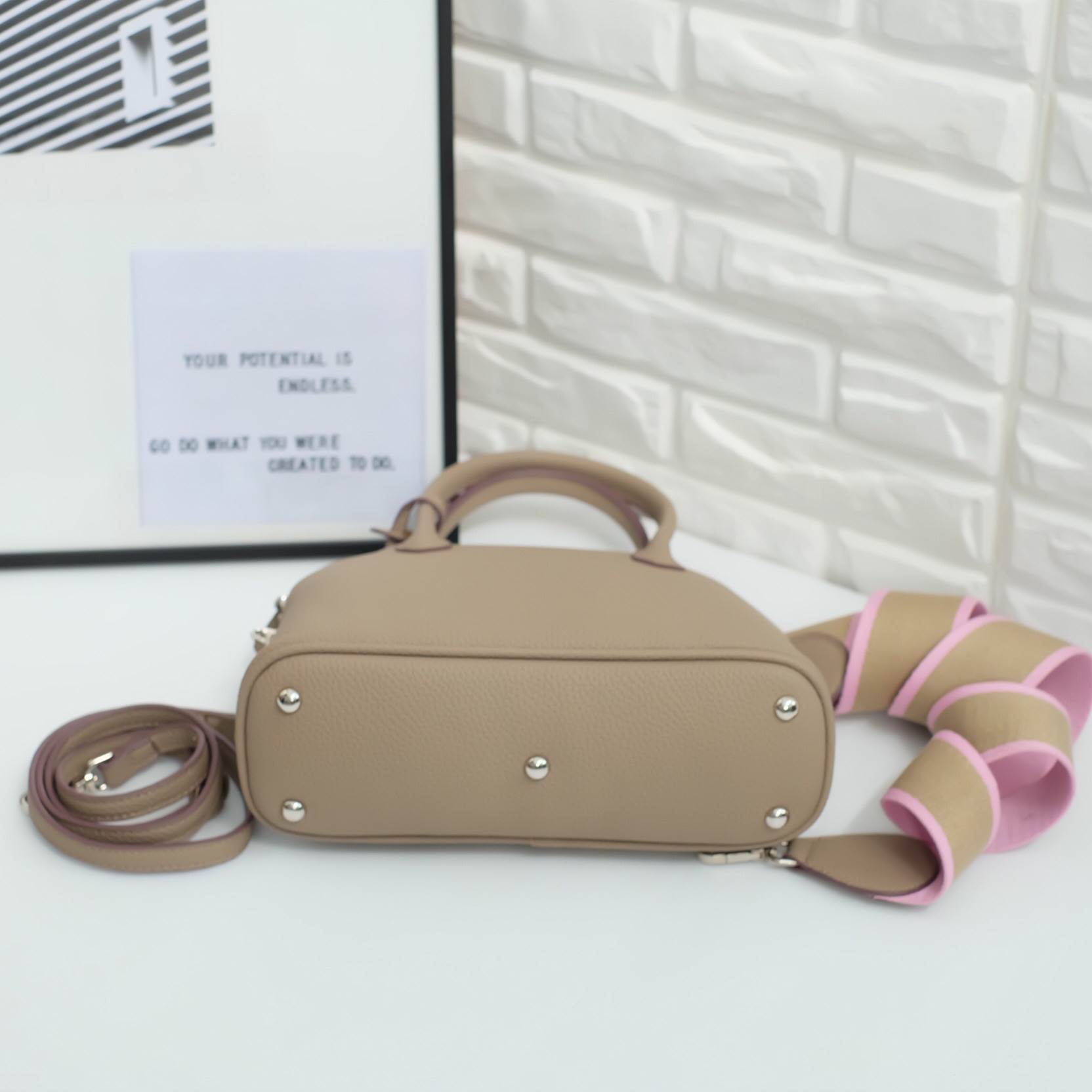 รุ่นใหม่ล่าสุด ' KEEP Tempa handbag ทรง alma สุด Hot หยิบมาใช้เมื่อไหร่ก้อไม่มี Out แน่นอน !! **จุดเด่นที่ > ลายหนังสวย - หรู >เนื้อ matte น้ำหนักเบา ถือสะพายเข้าง่ายกับทุกชุด >ขนาดกระเป๋ากำลังดีคะ ใส่ กปต ยาว มือถือได้ ไม่เล็ก ไม่ใหญ่เกินไป