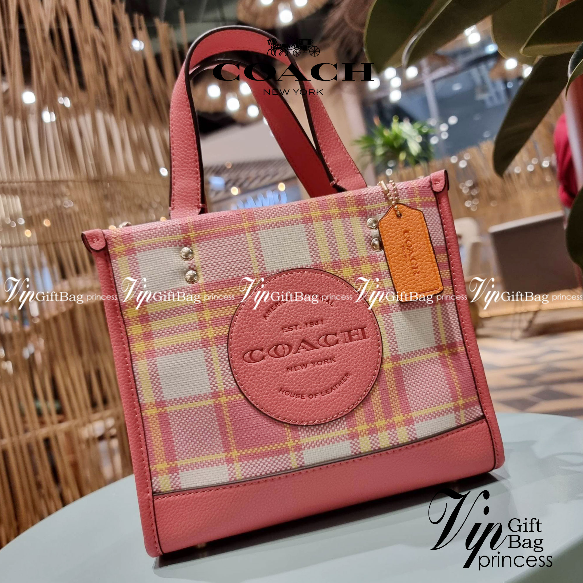 COACH C8198 DEMPSEY TOTE 22 WITH GARDEN PLAID PRINT AND COACH PATCH คอลใหม่สุดคิ้วท์ หวานๆใสๆ น่ารักชะมัด!! ดีไซน์ลายสก็อต เหมาะกับฟีลลิ่งปิคนิคเป็นที่สุด กระเป๋าทรงโท้ท ไซส์กำลังสวย ฟังก์ชั่นการใช้งานก็สะดวกที่สุด มีทั้งสายคล้องในตัว และสายครอสบอดี้ วัสด