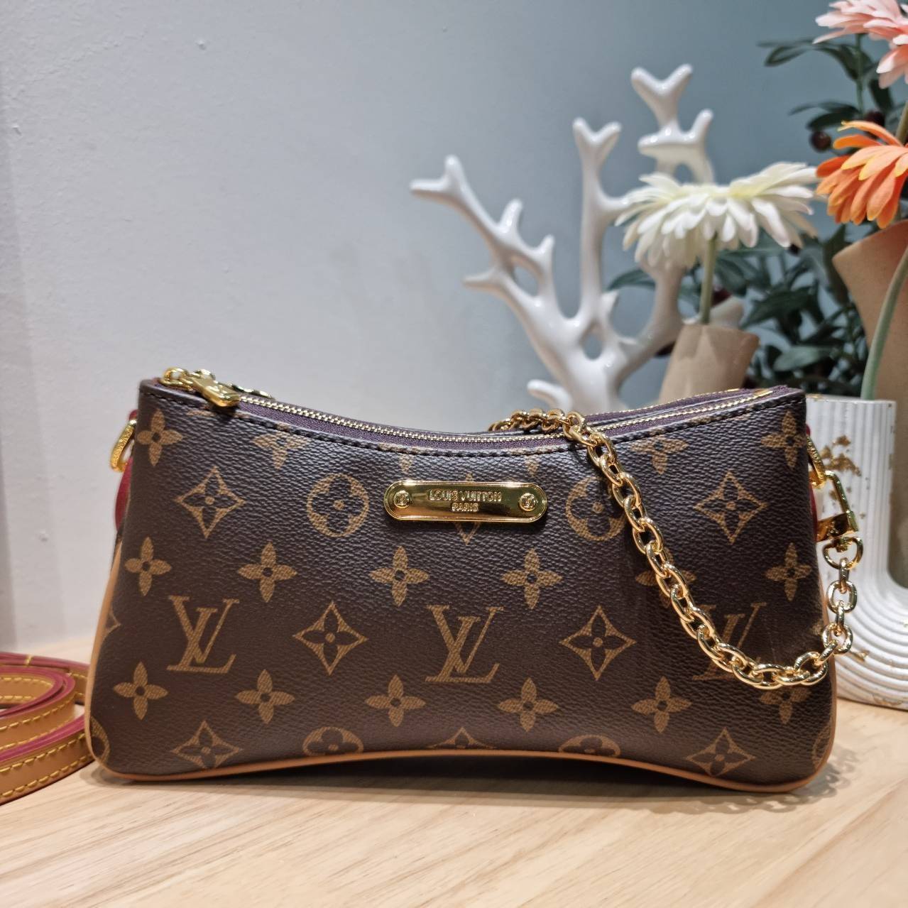 LV liv pochette กระเป๋าสะพายทรงสวย เป็นเอกลักษณ์ ดีไซน์ลวดลายโมโนแกรมเรียบหรู