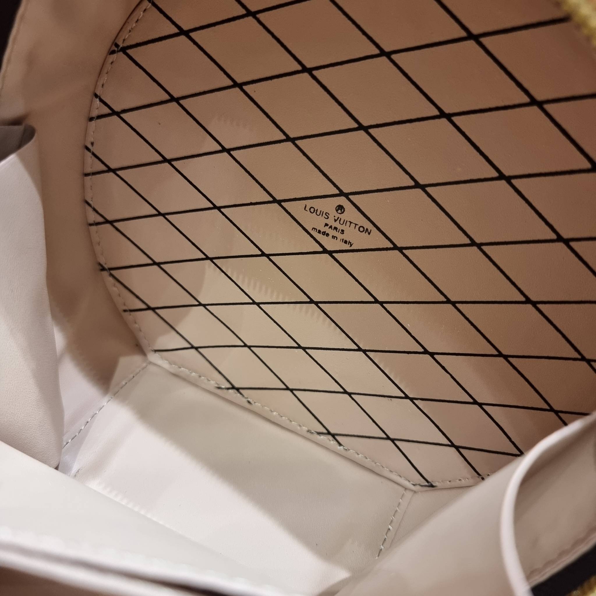 LV CROSSBODY ROUND BAG / LV BOITE CHAPEAU สุดยอดของรุ่นที่ฮิตตลอด กระเป๋าสะพาย สวยอยู่ทรง ผู้ดีมากๆ วัสดุหนังแคนวาสคุณภาพ โดดเด่นด้วยรูปทรงเอกลักษณ์ มาพร้อมแท็กหนังห้อย เพิ่มความแพงไปอีก เปิด-ปิดด้วยซิป ภายในเป็นช่องโล่ง สวยไปอีกหนึ่ง มีสายสะพายครอสให้ ปร