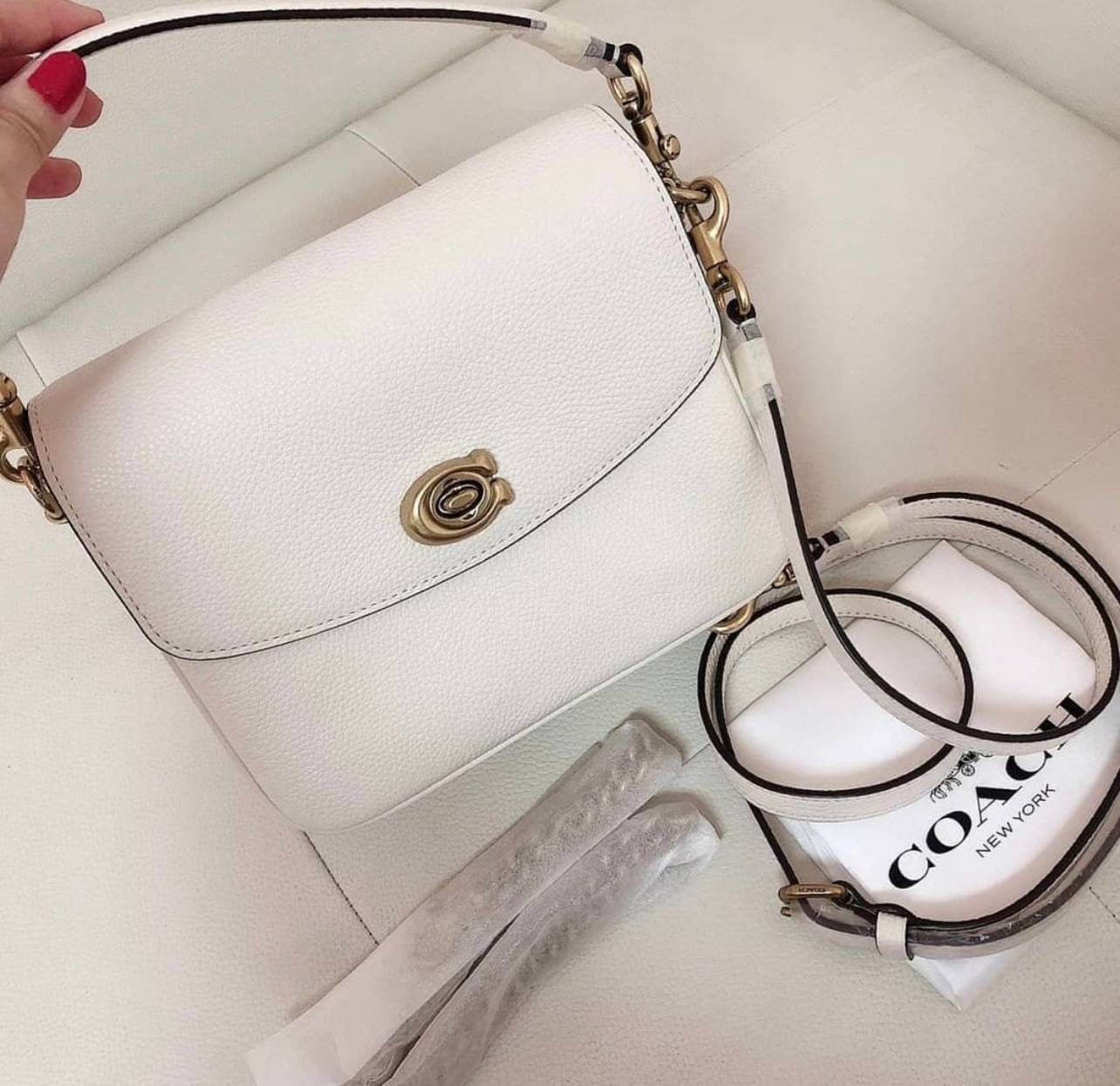 3สาย Coach 89089 Cassie Crossbody 19 In Signature Canvas เรียบหรู ดูดี ต้องไอเท็มนี้เลยจ้า กระเป๋าถือ/สะพายข้าง สุดพิเศษ!! มีสายมาให้ถึง 3 แบบ!! สลับใช้แมทช์ตามสไตล์ได้เลย วัสดุหนังแคนวาสสลับหนังเรียบ เปิด-ปิดด้วยตัวบิดล็อค ภายในแบ่งสัดส่วนอย่างดี ใส่ของไ