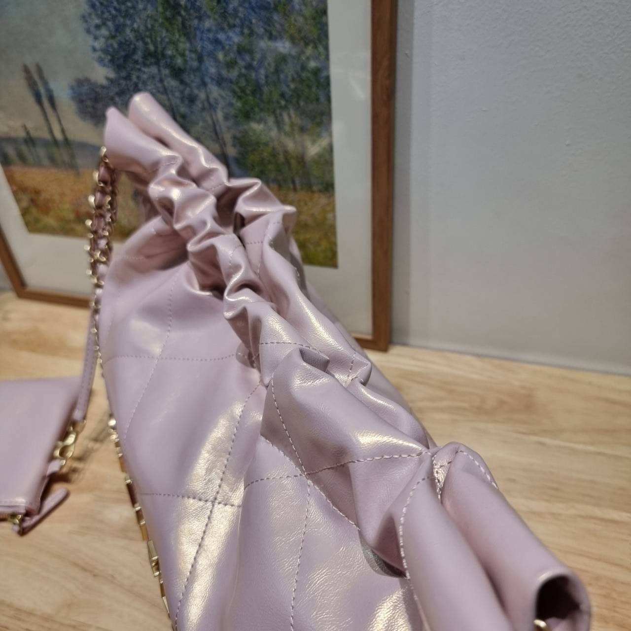 Chanel 22 horizontal bag แรงเกินต้านที่สุดกับไอเท็มนี้ ที่สาวๆหรือใครๆก็ต้องมี มาในไซส์ใหญ่ รูปทรงใช้ง่ายขึ้น แต่ยังจุได้หนักๆเหมือนเดิม ดูหรูหรา เกินเรื่องที่สุด