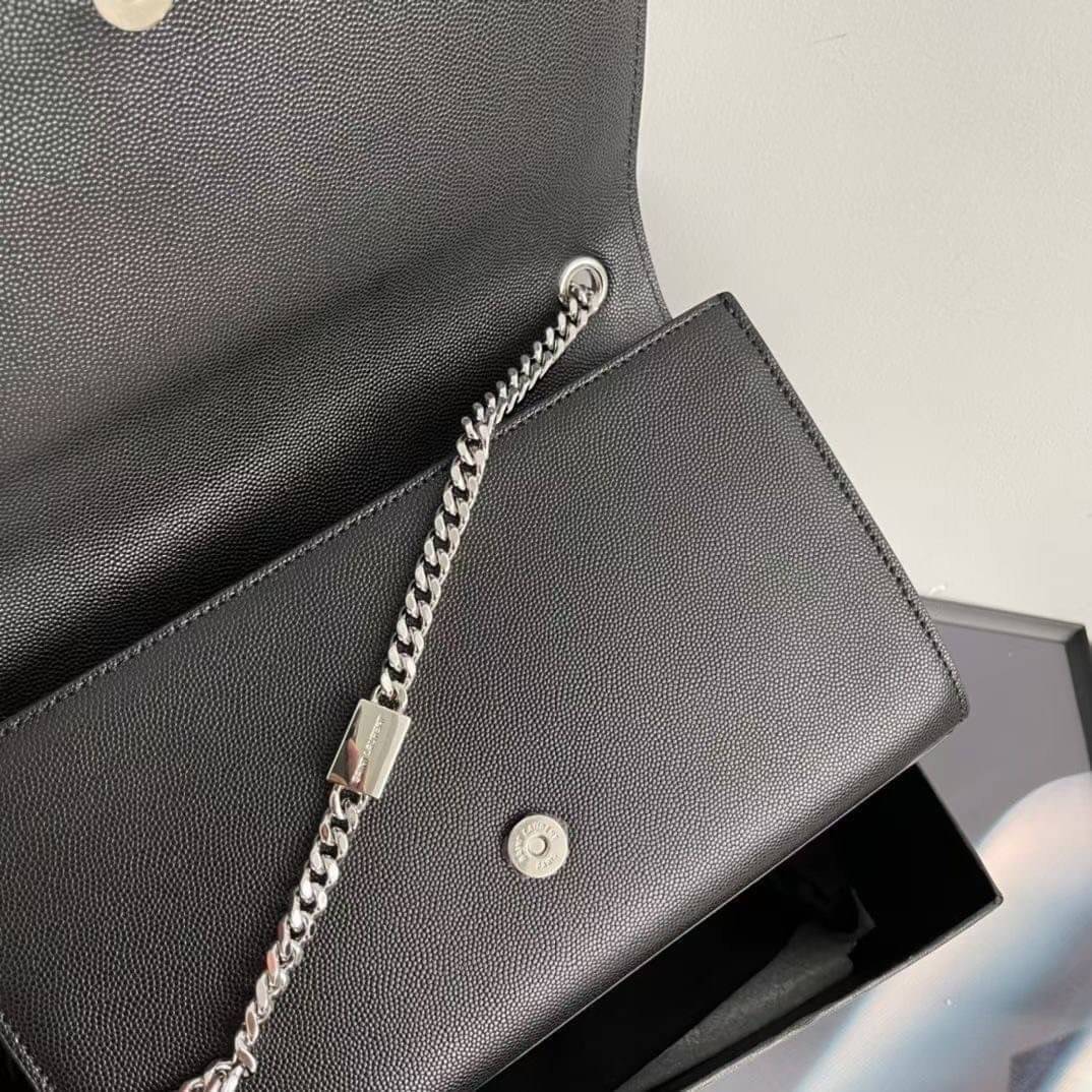 YSL kate medium chain bag in grain de poudre embossed leather 24cm กระเป๋าสะพายแบรนด์หรู รุ่นฮิตลอดกาล งานสวยดูดีมีระดับ ปั้มทุกจุด ขนาดกระทัดรัดกำลังดี มาพร้อมาสะพายโซ่ยาว เลื่อนปรับเป็น 2 แถว เพื่อสะพายเป็นสายสั้นได้ ด้านในโล่งกว้าง ใส่กระเป๋าสตางค์ใบยา