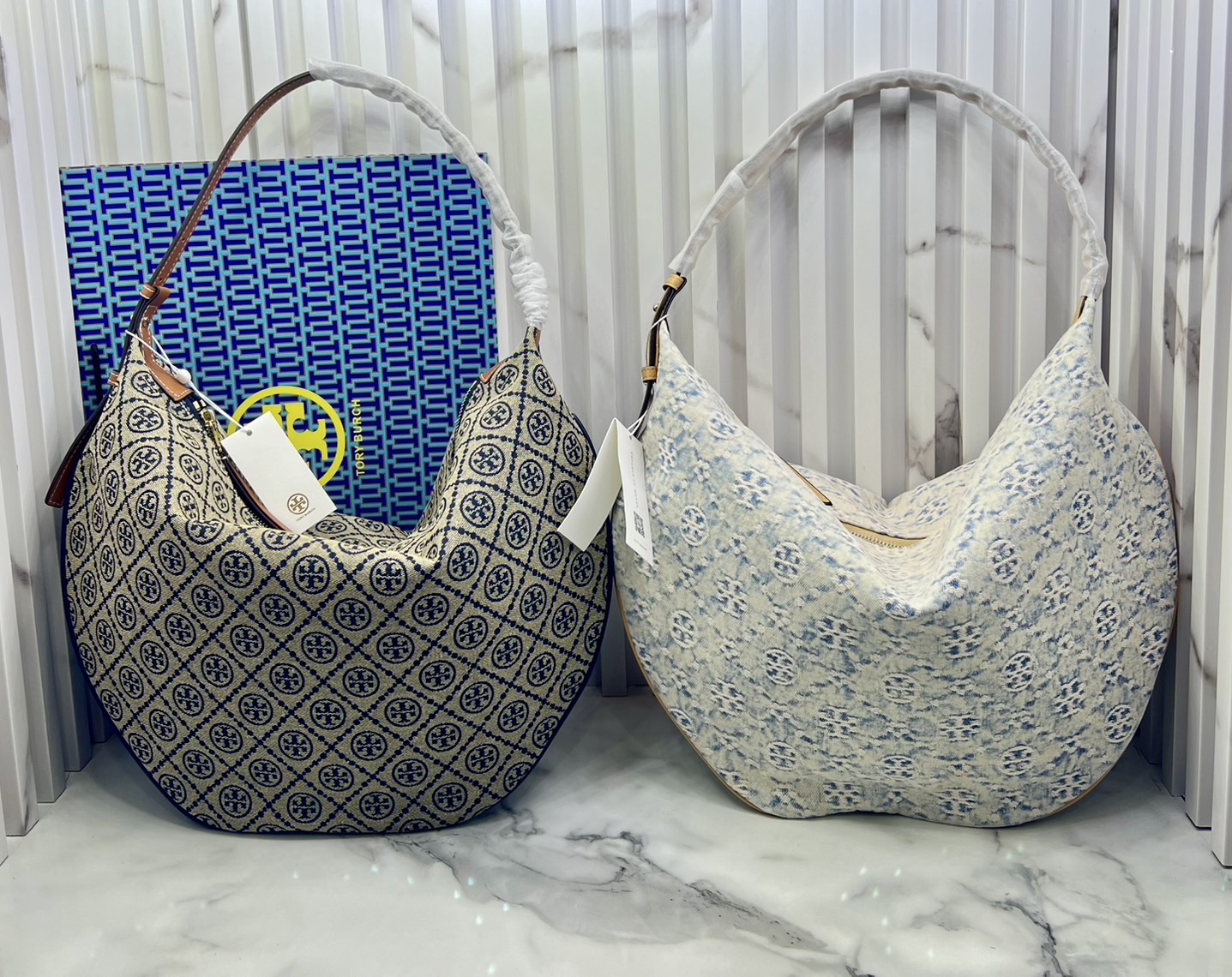 ORI หนังแท้ | Tory Burch T Monogram Balloon Bag 40cm กระเป๋าสะพายทรงโฮโบใบใหญ่ ถือหรือคล้องไหล่รูปทรงใหม่บอลลูนสวยหรูด้วยลายโมโนแกรมเต็มใบ ภายในโล่งกว้างจุของได้เยอะ คอลเลคชั่นใหม่มาแรง!