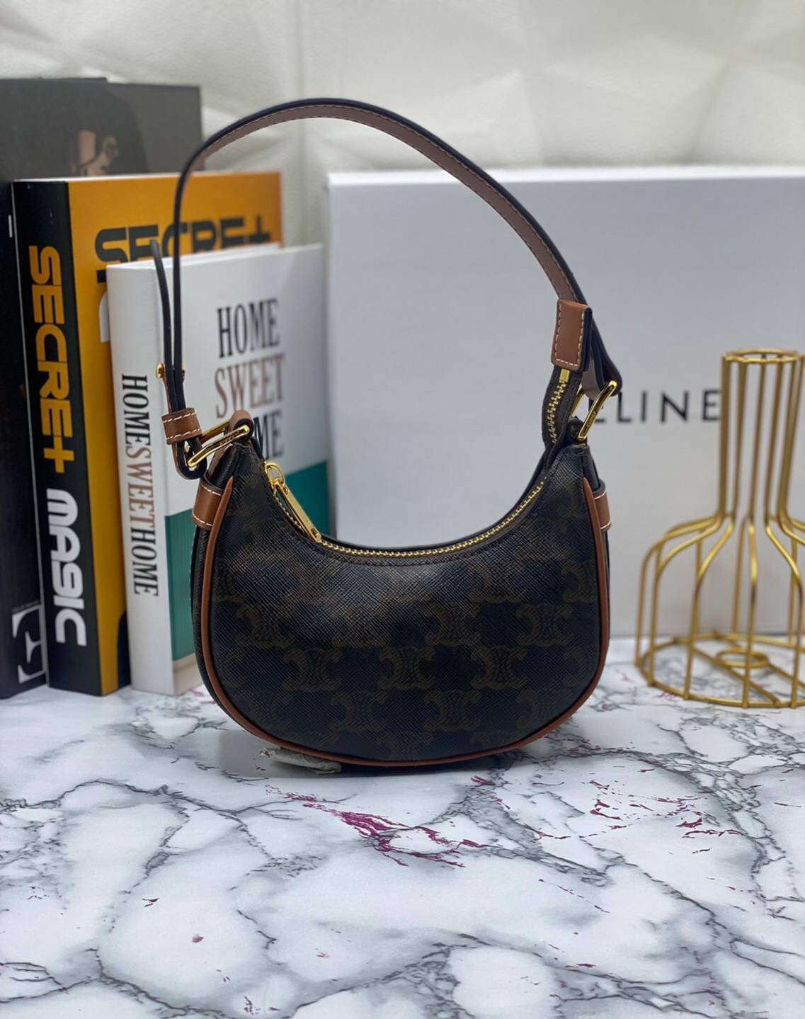 VIP 】หนังแท้ CELINE MINI AVA IN TRIOMPHE CANVAS AND CALFSKIN TAN กระเป๋าถือ/คล้องไหล่ ขนาดมินิน่ารัก สาวๆสายคิ้วตี้ไม่ควรพลาดเลยค่าา น่ารักมากกๆๆ แต่ยังคงเรียบหรูและคลาสสิก ทั้งลายที่แสนโดดเด่น และสายแบบเข็มขัดก็เข้ากันได้ดีสุด ๆ ไม่มีโลโก้ใด ๆ ประทับอยู่