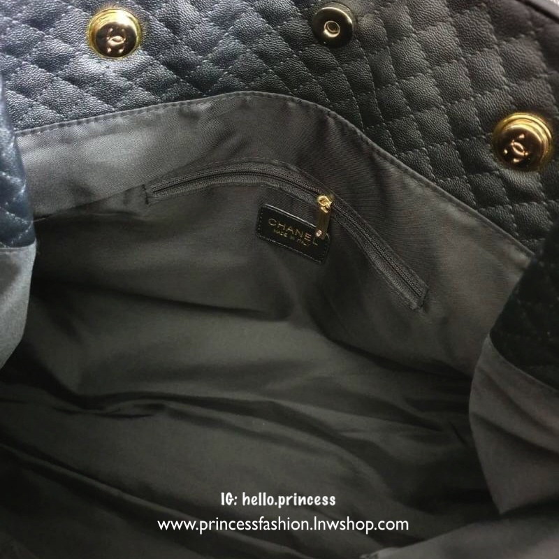 Vip Gift Premium Gift พรีเมี่ยมกิ๊ฟ แท้💯 สินค้าแถมจากเค้าเตอร์เครื่องสำอางค์ที่ญี่ปุ่น กระเป๋า Chanel quilted 31 Rue Cambon Paris Shopping Bag Size : กว้าง 43 * สูง 33 * ฐานกระเป๋า 13 สายสูง 25 (ความยาวทั้งสาย 50) cm. Matarial : หนัง PU ลายตาราง ก