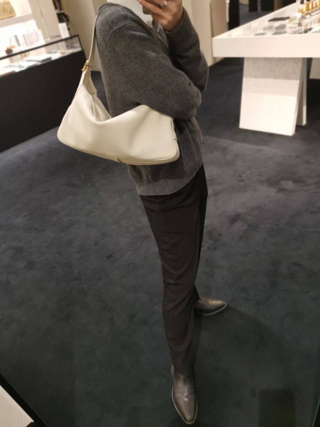 ทรงยอดฮิตที่สุด **หนังนิ่มมือมาก กับ CELINE ROMY VIP GIFT WITH PURCHASE (GWP) กระเป๋าสะพายไหล่ทรงเป็กเอกลักษณ์ เปิดปิดด้วยซิป จุของได้เยอะคะ Ipad mini เครื่องสำอางค์ เหมาะสำหรับสาวๆ มากคะด้วยน้ำหนักที่เบาและใช้ได้หลายลุค มาพร้อมสายสะพาย2แบบ(ถอดเปลี่ยนได้)