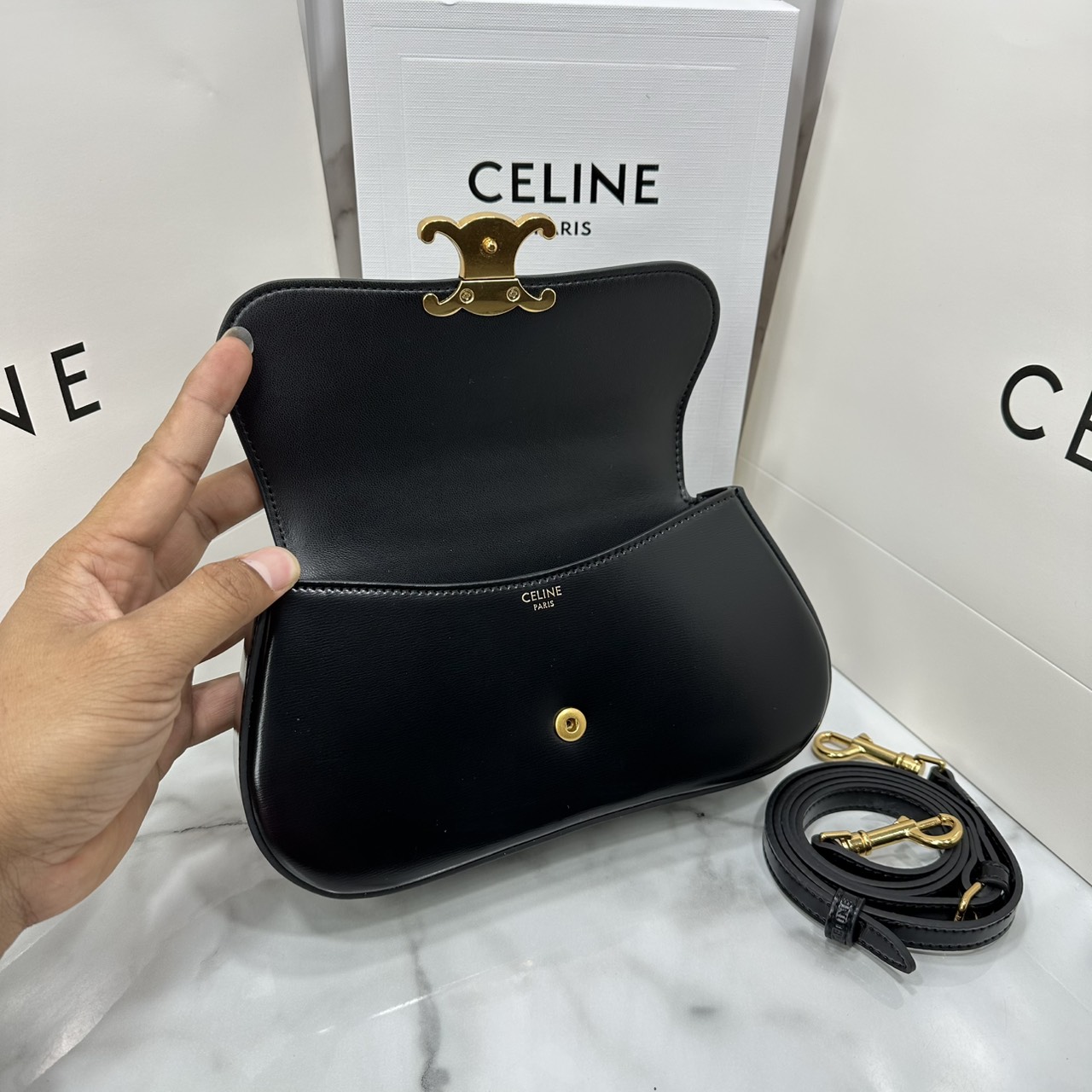 ORI หนังแท้ | CELINE TEEN CELINE LOLA IN shiny calfskin กระเป๋าสะพายทรงคลัช หนังเรียบผิวสัมผัสนุ่มลื่น คอลเลคชั่น Essentials เหนือกาลเวลาสำหรับผู้หญิงและผู้ชาย