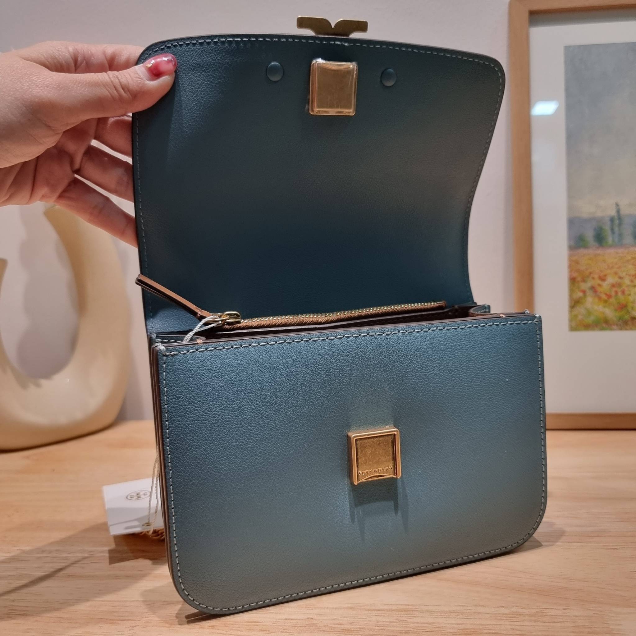 Tory Burch Bag / TORY BURCH ELEANOR SMALL CONVERTIBLE SHOULDER BAG ฮอตไอเท็ม รุ่นนี้ขายดีขายหมด สวยหรู คุณหนู ผู้ดี!! หายากมากแล้วน้า กระเป๋าสะพายข้าง ดีไซน์อยู่ทรง ขนาดกำลังสะดวกใช้