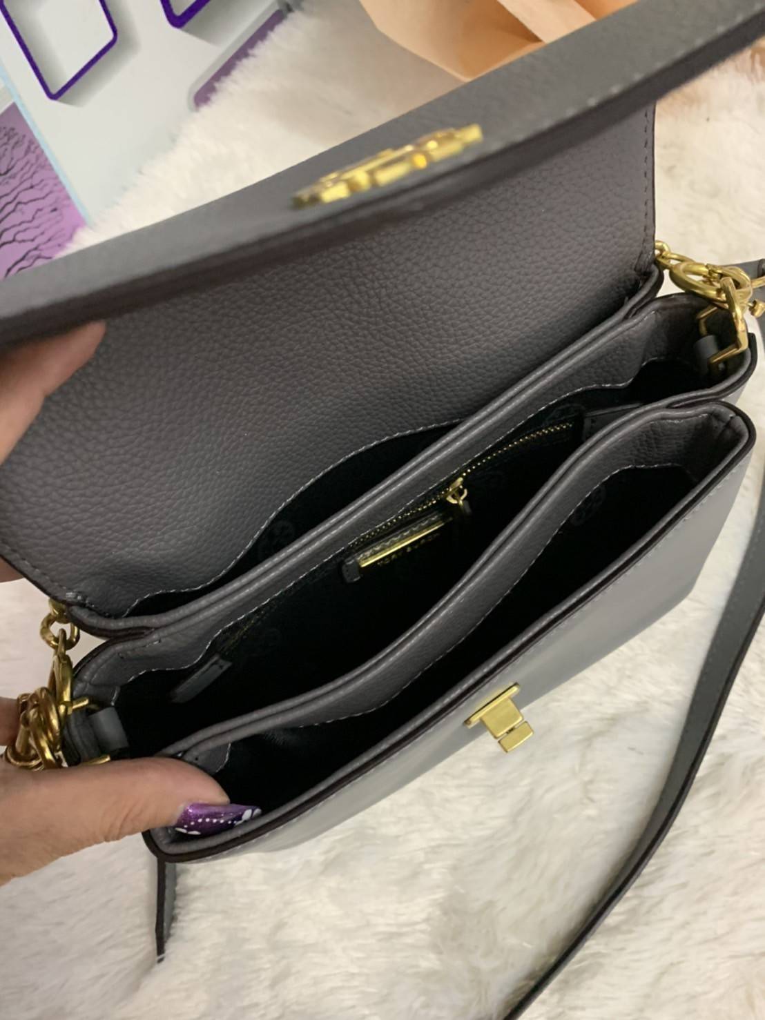 TORY BURCH KIRA MIXED-MATERIALS TOP-HANDLE SATCHEL กระเป๋าสะพายข้าง วัสดุหนังแกะสังเคราะห์ อะไหล่ทอง ด้านหน้าประดับโลโก้แบรนด์ ตกแต่งสายโซ่ห้อยสีทอง (สามารถถอดออกได้) เปิด-ปิดด้วยตัวล็อคหมุน ภายในโล่งกว้าง ซับในบุผ้าลายแบรนด์ แบ่งออกเป็น 3 ช่องใหญ่ พร้อมช