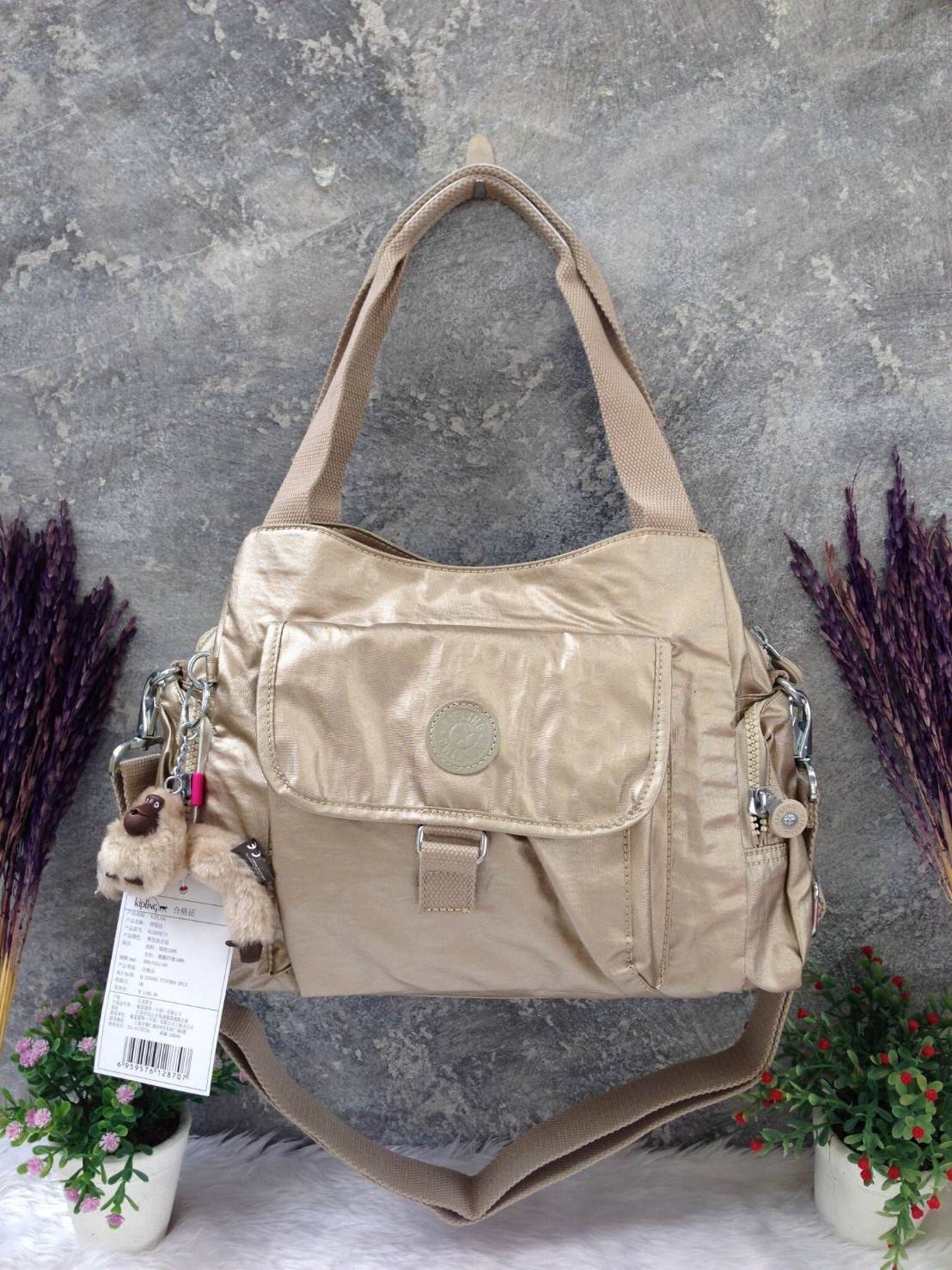 KIpling Felix Large Handbag Bag กระเป๋าถือหรือสะพายสไตล์ลำลองวัสดุ Nylon + Polyester 100% น้ำหนักเบามีหูหิ้วเเละสายสะพายยาวเลื่อนปรับระดับได้ถอดได้ เปิดปิดด้วยซิปสะดวกใช้ โลโก้เเบรนด์ มีช่องแบ่งถึง3ช่องเเยกเป็นสัดส่วน ด้านหน้าและด้านหลังมีช่องใส่ของเปิดปิ