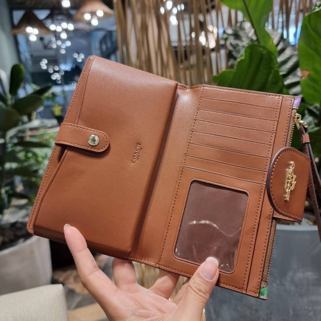 COACH C9944 TECH WALLET IN RAINBOW SIGNATURE CANVAS ดีไซน์ใหม่ คอลเลคชั่นสวยหรู กระเป๋าสตางค์พร้อมสายคล้องมือ ง่ายต่อชีวิตมากจ้า!! มันดี มันพร้อม มันสวยจริงจัง!! ใส่ได้ทั้งบัตร และโทรศัพท์ก็ใส่ได้ทุกรุ่น แถมยังมีช่องซิปแยกไปอีก ช่องเยอะไม่ต้องห่วงจริงๆ วั