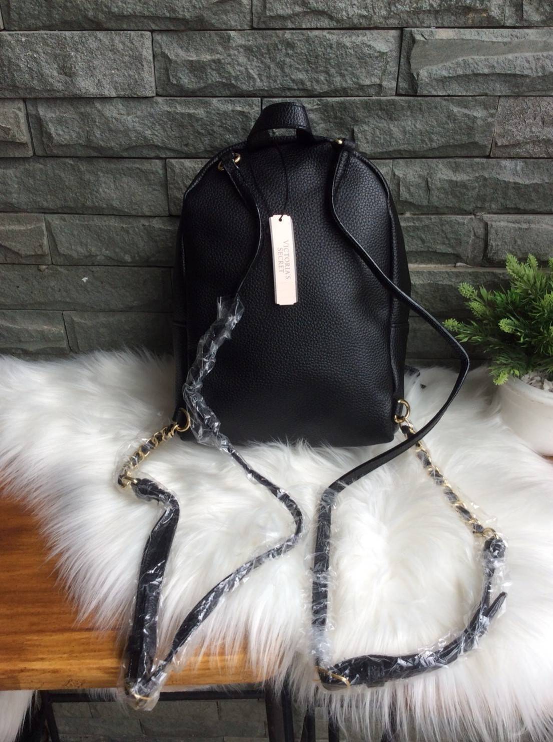 NEW ARRIVAL! VITORIA’S SECRET MINI BACKPACK กระเป๋าเป้ขนาดมินิรุ่นใหม่ล่าสุดวัสดุหนังแกะสังเคราะห์ เดินเส้นลายริ้วสวยดูมีดีเทลเปิดปิดด้วยซิปรอบสะดวกใช้ ด้านหน้ามี1ช่องซิปประดับโลโก้แบรนด์อะไหล่ทองดูหรู ภายในมีกว้างมีโลโก้และช่องซิป น้ำหนักเบา หูจับถนัดมือ