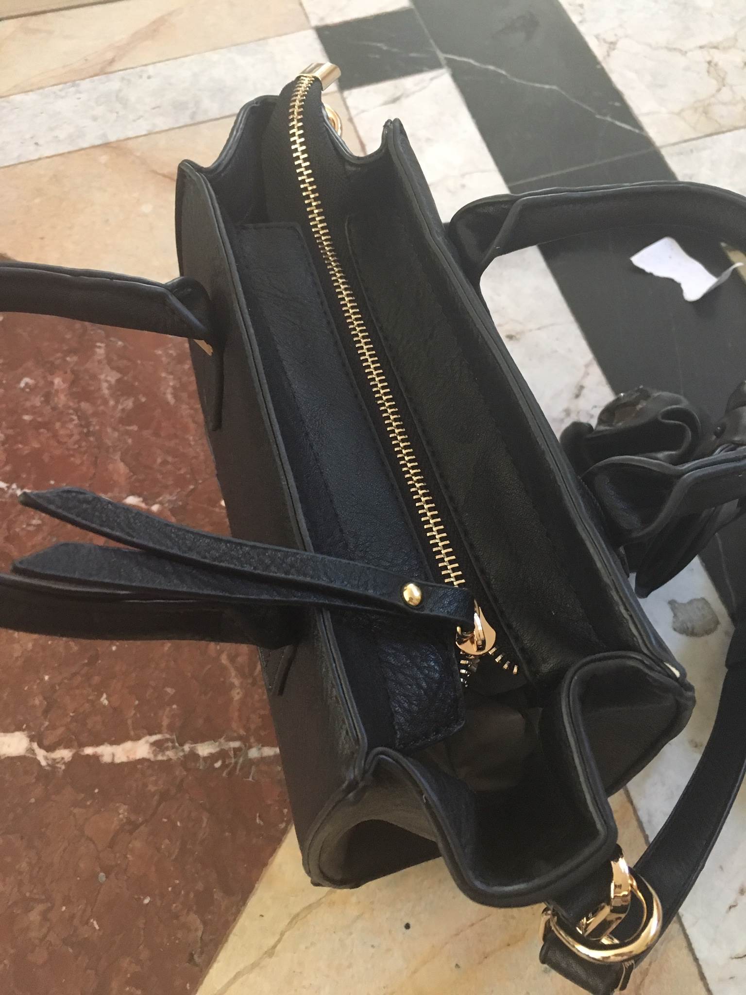 รุ่นใหม่ล่าสุดเลย ห้ามพลาดน๊า !! จากแบรนด์ KEEP รุ่น Teena mini handbag (( size นี้ ใส่กระเป๋าตังค์ยาว และโทรศัพท์ได้ทุกรุ่นคะ )) กระเป๋าสะพายข้าง ขนาดกะทัดรัด หนังเนื้อดี ลายหนังชัด ทนทานคะ น้ำหนักเบา ดีไซด์ ทันสมัย เข้าได้กับทุกชุด สายสะพายเป็นสายหนังปร